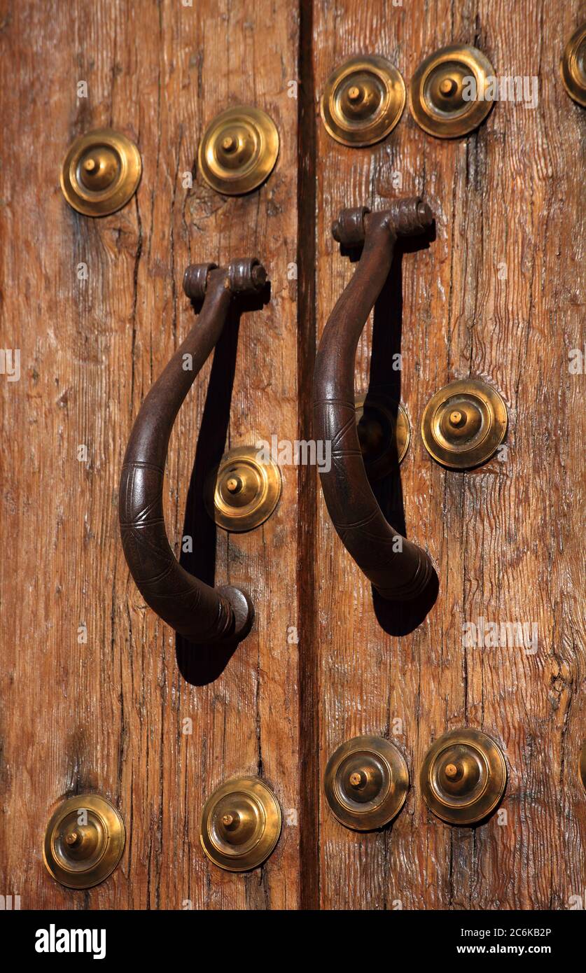 Centre historique de Caceres, Estrémadure, Espagne. Détail de la vieille porte médiévale typique, détail clouté en bois et laiton. Banque D'Images