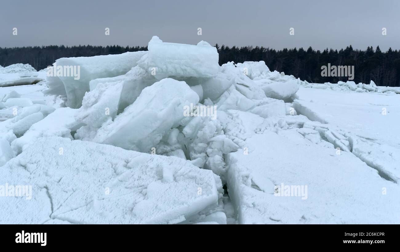 Énorme crête de buttes de glace après une puissante tempête d'hiver. Climat et changements climatiques Banque D'Images