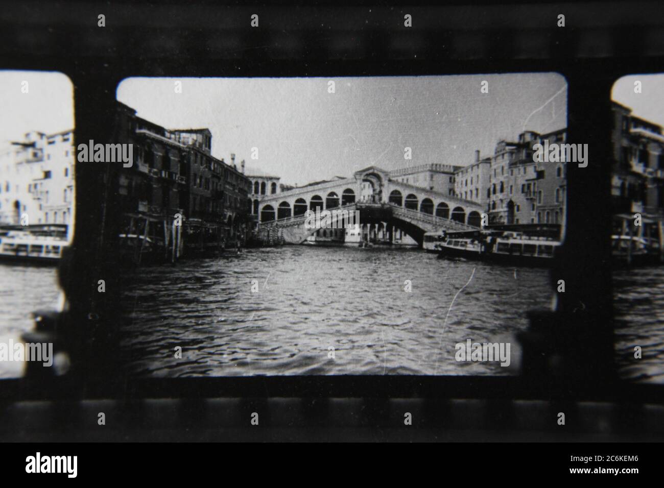 Fin années 70 ancienne photo touristique du charmant pont du Rialto à Venise, Italie, Venise, Venesia. Banque D'Images