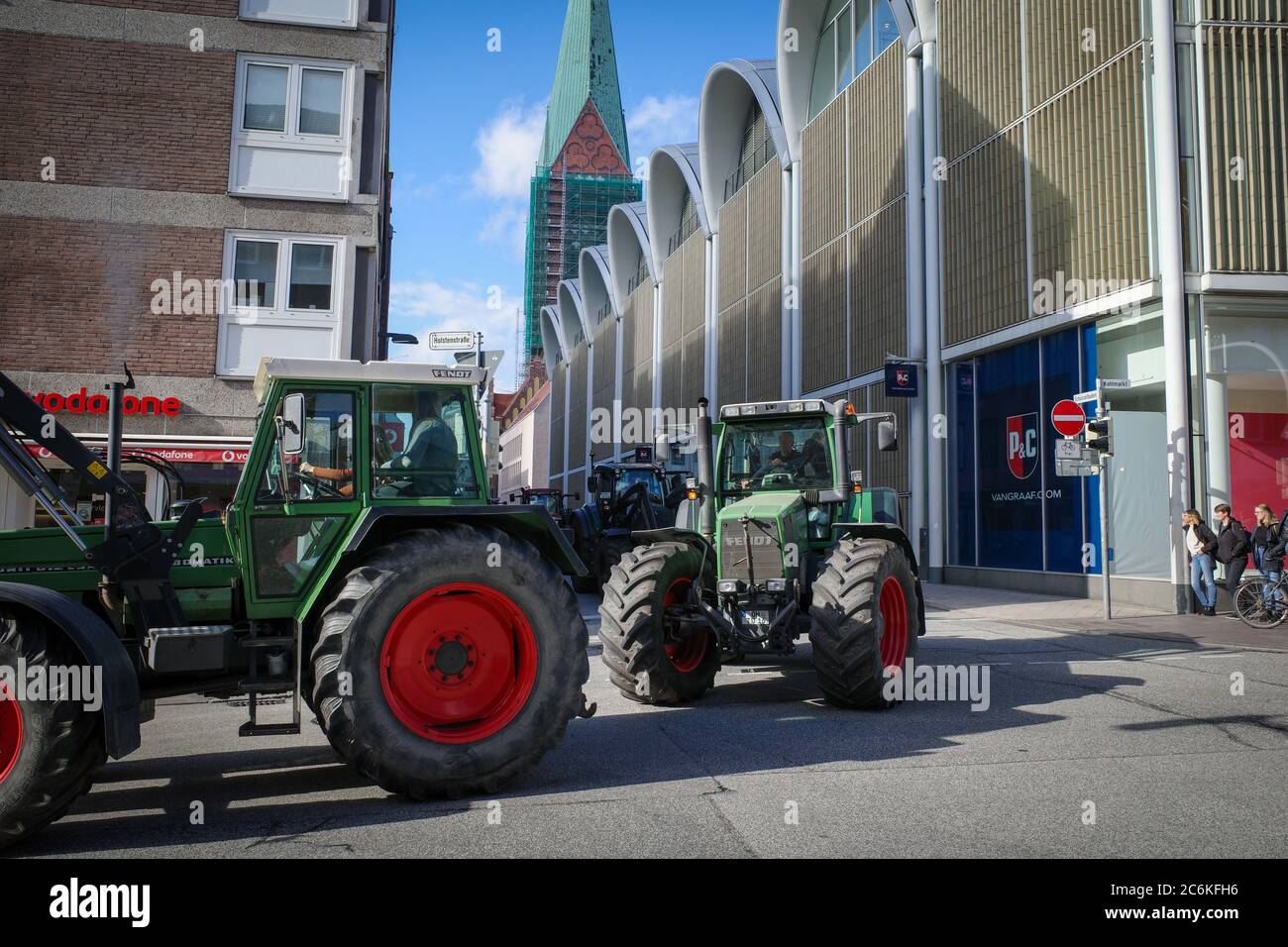 De nombreux agriculteurs traversent Lübeck avec leurs tracteurs pour manifester contre le gouvernement Banque D'Images