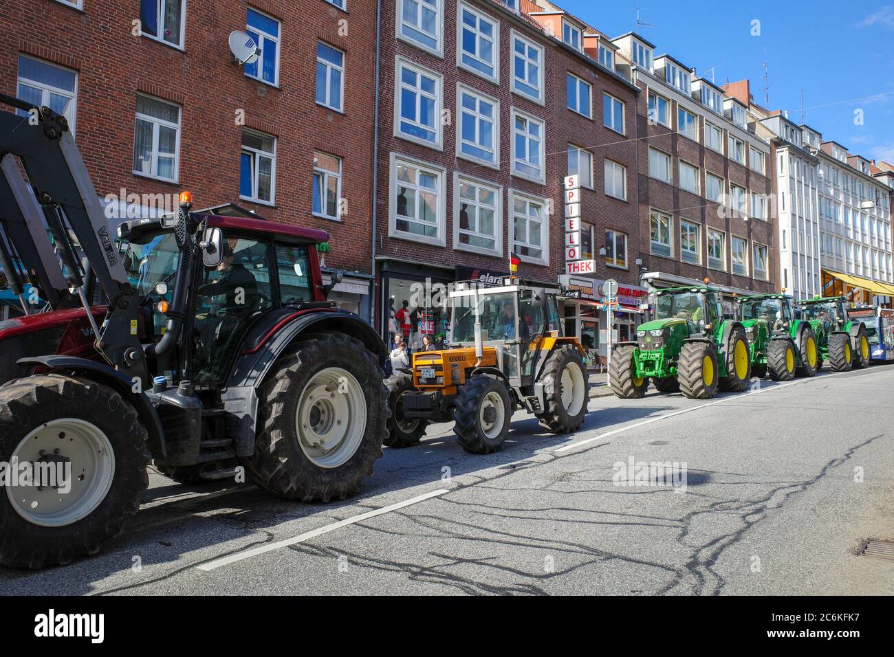 De nombreux agriculteurs traversent Lübeck avec leurs tracteurs pour manifester contre le gouvernement Banque D'Images