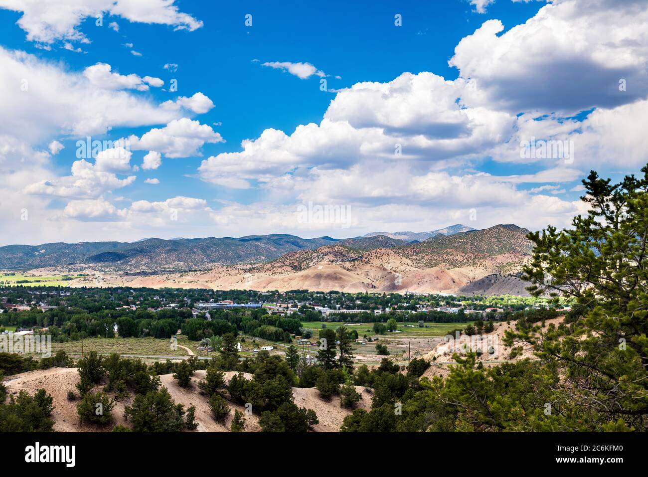 Vue de jour sur 'S Mountain', Tenderfoot Mountain, Arkansas River Valley, ville de Salida, Colorado' USA Banque D'Images