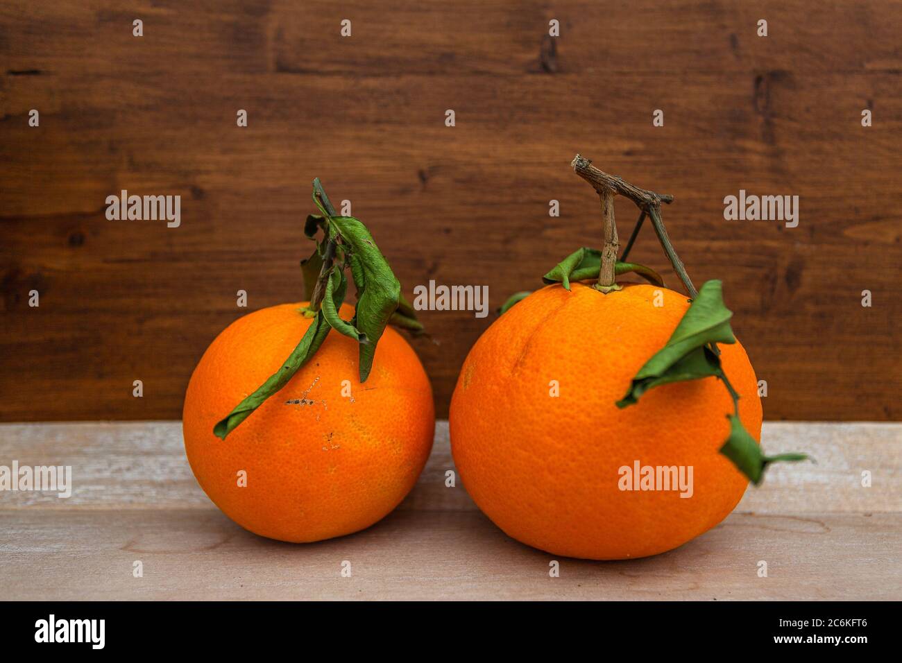 Orange avec feuilles froissés sur fond en bois. Vue de face avec espace pour le texte Banque D'Images