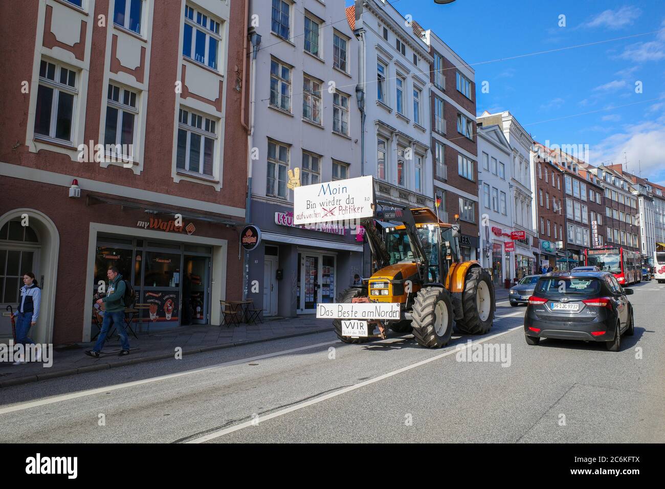 De nombreux agriculteurs traversent Lübeck avec leurs tracteurs pour manifester contre le gouvernement Banque D'Images