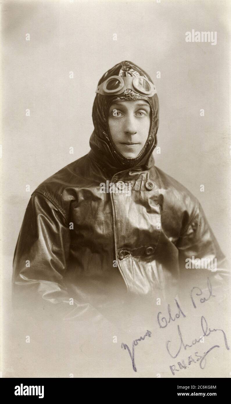 Un aviateur du Royal Naval Air Service de la première Guerre mondiale portant un manteau en peau huilée, une lave-vaisselle et des lunettes de protection. Inscrit « Your Old Pal Charley ». Banque D'Images
