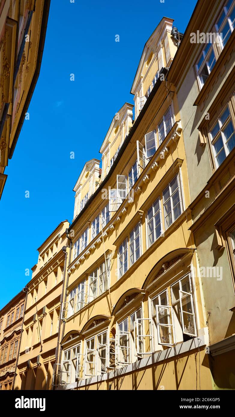 Ancien bâtiment avec fenêtres à fenêtre ouverte dans la vieille ville de Prague, République tchèque. Banque D'Images