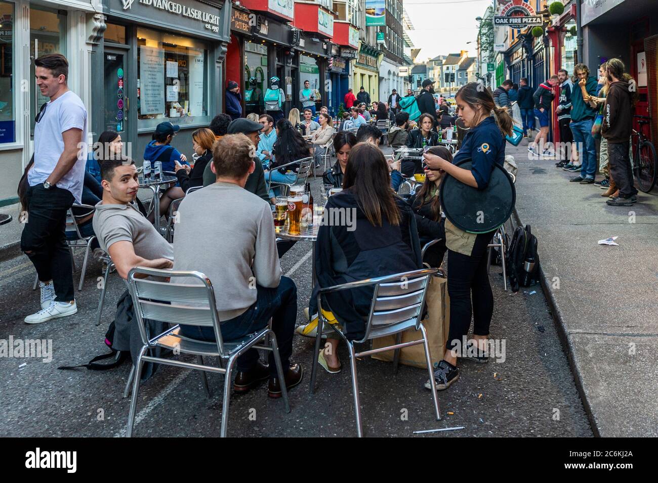 Cork, Irlande. 10 juillet 2020. Cork City était occupé avec des buveurs ce soir, quelques jours seulement après que d'autres restrictions ont été levées, permettant aux bars d'ouvrir s'ils servent de la nourriture avec des boissons. Crédit : AG News/Alay Live News Banque D'Images