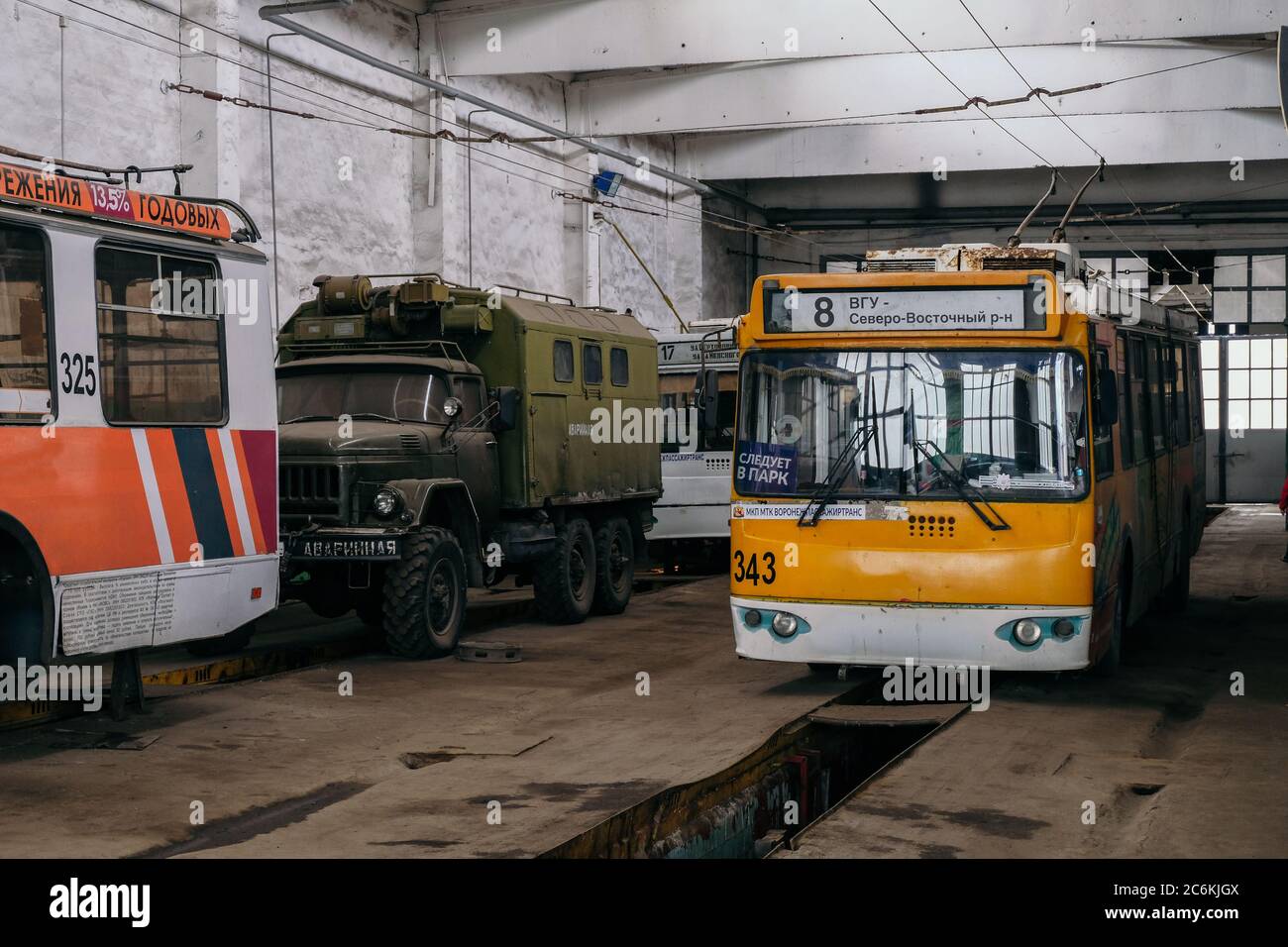 Réparation de l'ancien trolleybus dans l'atelier de réparation Banque D'Images