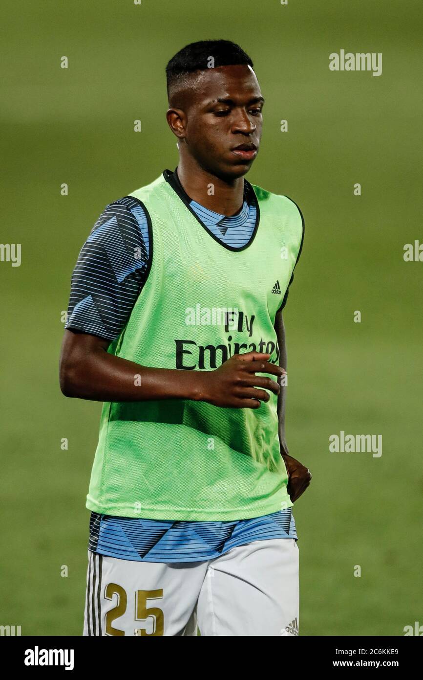 Madrid, Espagne. 10 juillet 2020 ; Estadio Alfredo Di Stefano, Madrid, Espagne ; la Liga football, Real Madrid contre Deportivo Alaves ; Vinicius Junior (Real Madrid) se réchauffe au pied du terrain Credit: Action plus Sports Images/Alay Live News Banque D'Images