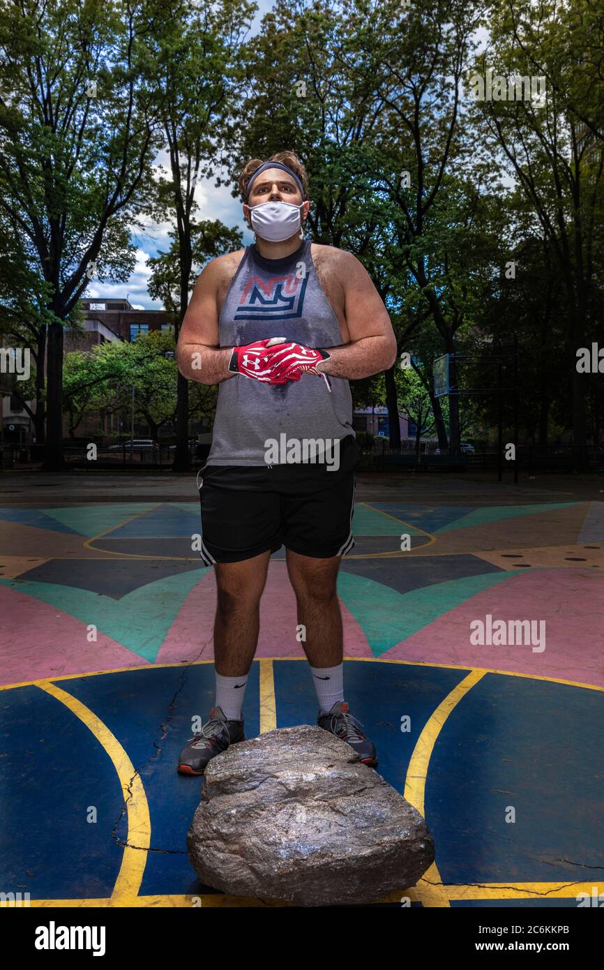 New York, New York, États-Unis. 16 mai 2020. Portraits à Marcus Garvey Park Harlem NY sur 120ème et Cinquième avenue de personnes avec enfants, animaux, vélos avec masques pendant le verrouillage de NYC du coronavirus. Rock lifler Cameron Burns crédit: Salem Krieger/ZUMA Wire/ZUMAPRESS.com/Alamy Live News Banque D'Images