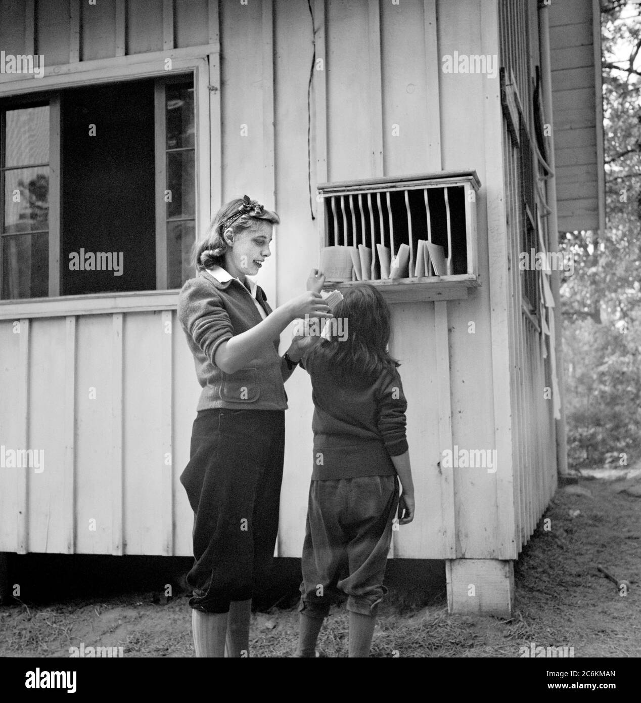 Two Girls at Mailbox, National Music Camp, Interlochen, Michigan, États-Unis, Arthur S. Siegel, Administration américaine de la sécurité agricole, août 1942 Banque D'Images