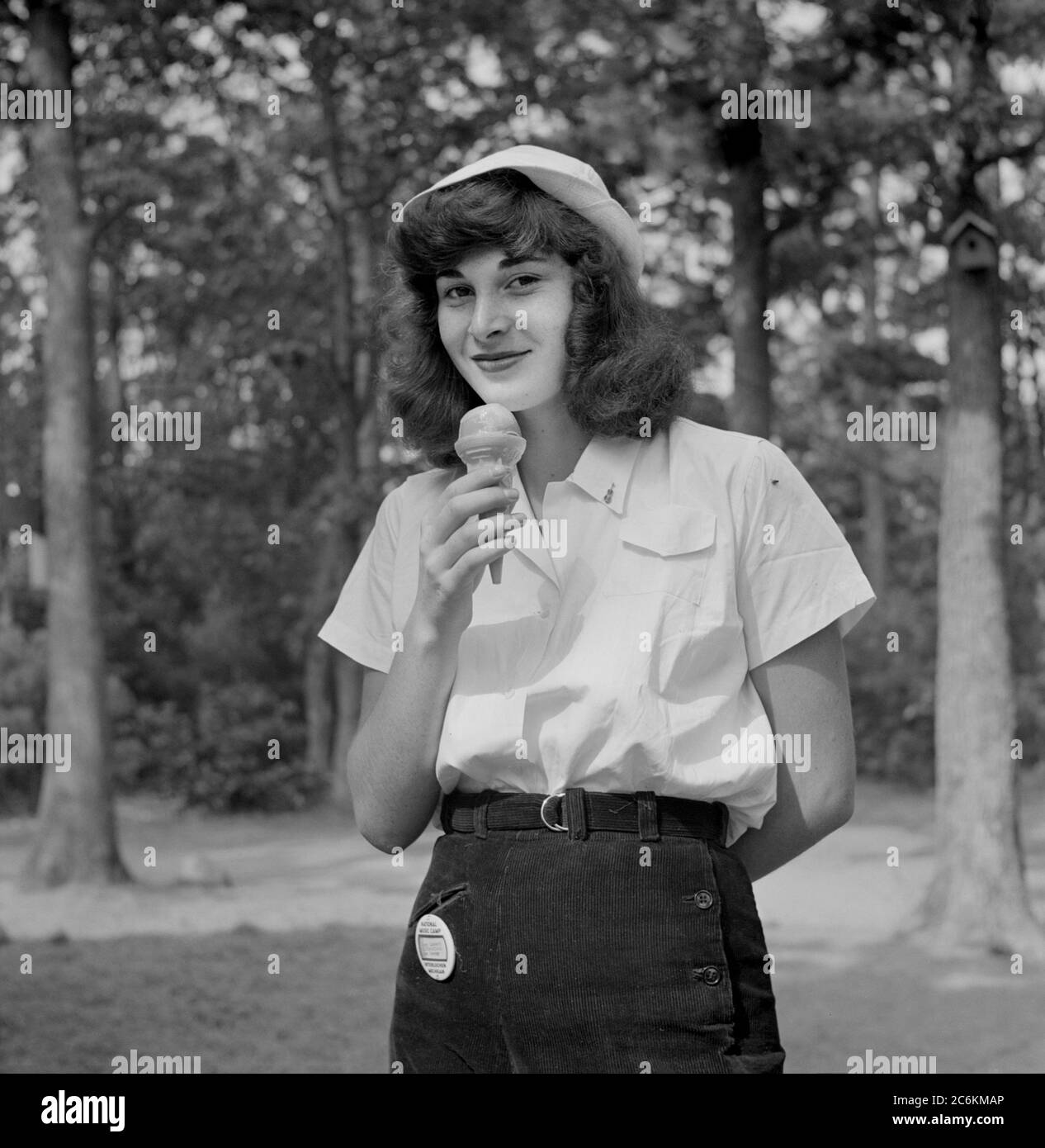 Teen Girl Eating Ice Cream, National Music Camp, Interlochen, Michigan, États-Unis, Arthur S. Siegel, Administration américaine de la sécurité agricole, août 1942 Banque D'Images