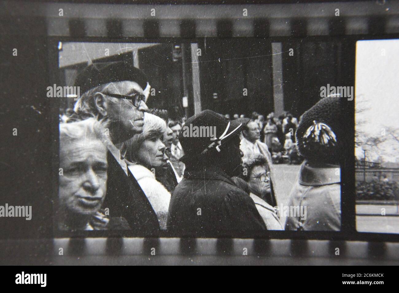 Fin 70s vintage contact imprimé noir et blanc photographie de la foule en attente d'un défilé à Chicago. Banque D'Images
