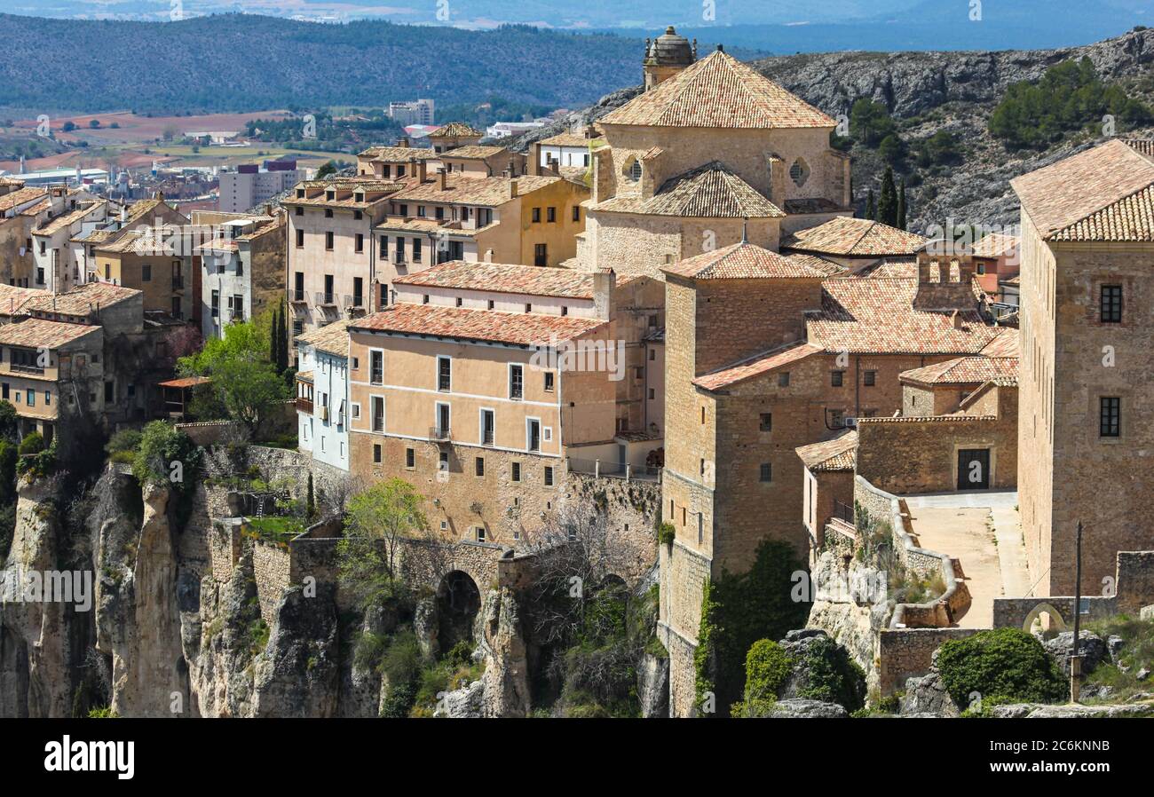 Cuenca est une ville du centre-est de l'Espagne. Il est célèbre pour ses maisons suspendues 'casas colgadas' perchées sur les bords de la falaise. Banque D'Images