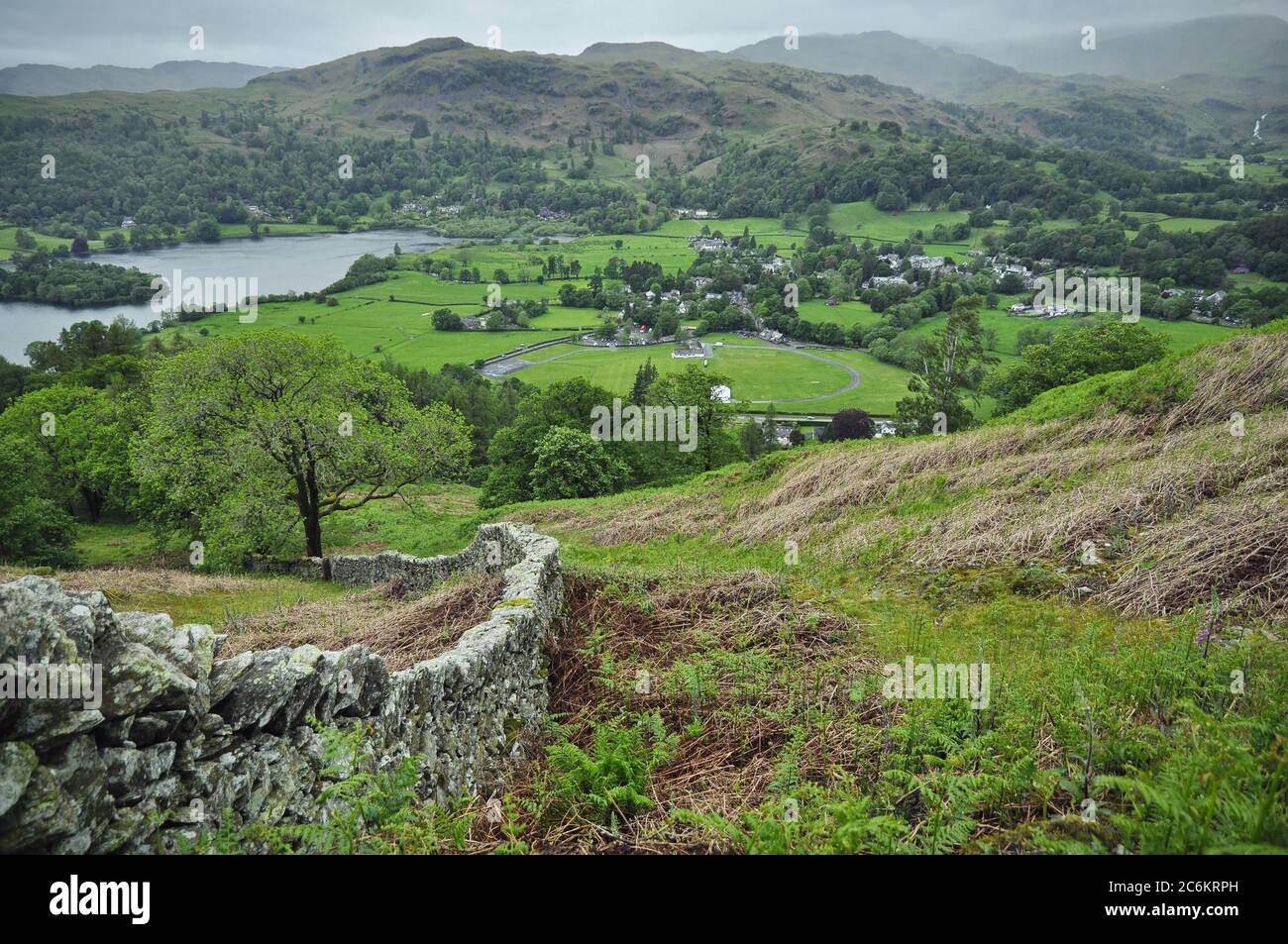 La ville de Grasmere, vue depuis les pentes du parc national du Lake District Banque D'Images