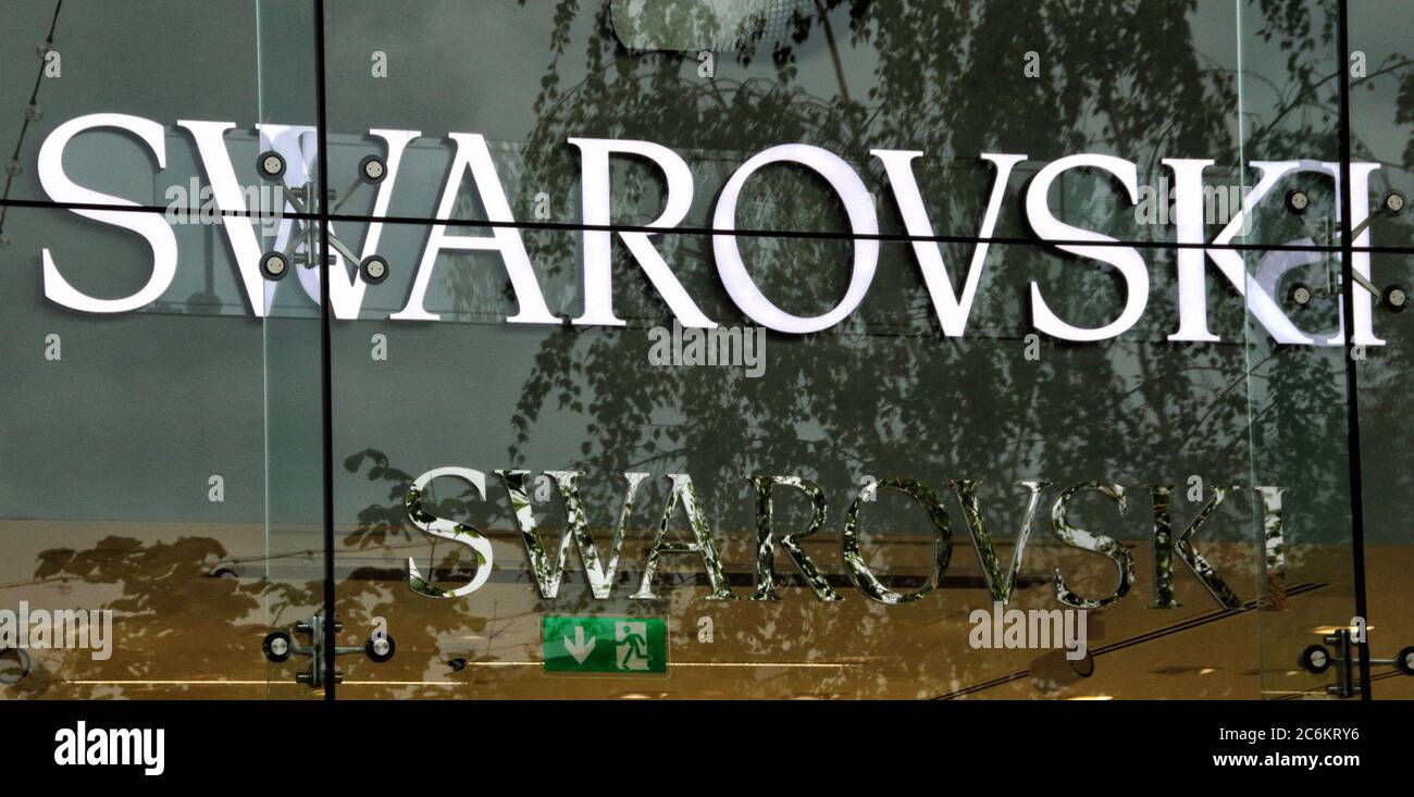 Rushden, Royaume-Uni. 9 juillet 2020. Logo SWAROVSKI vu dans l'une de leurs branches. Crédit : Keith Mayhew/SOPA Images/ZUMA Wire/Alay Live News Banque D'Images