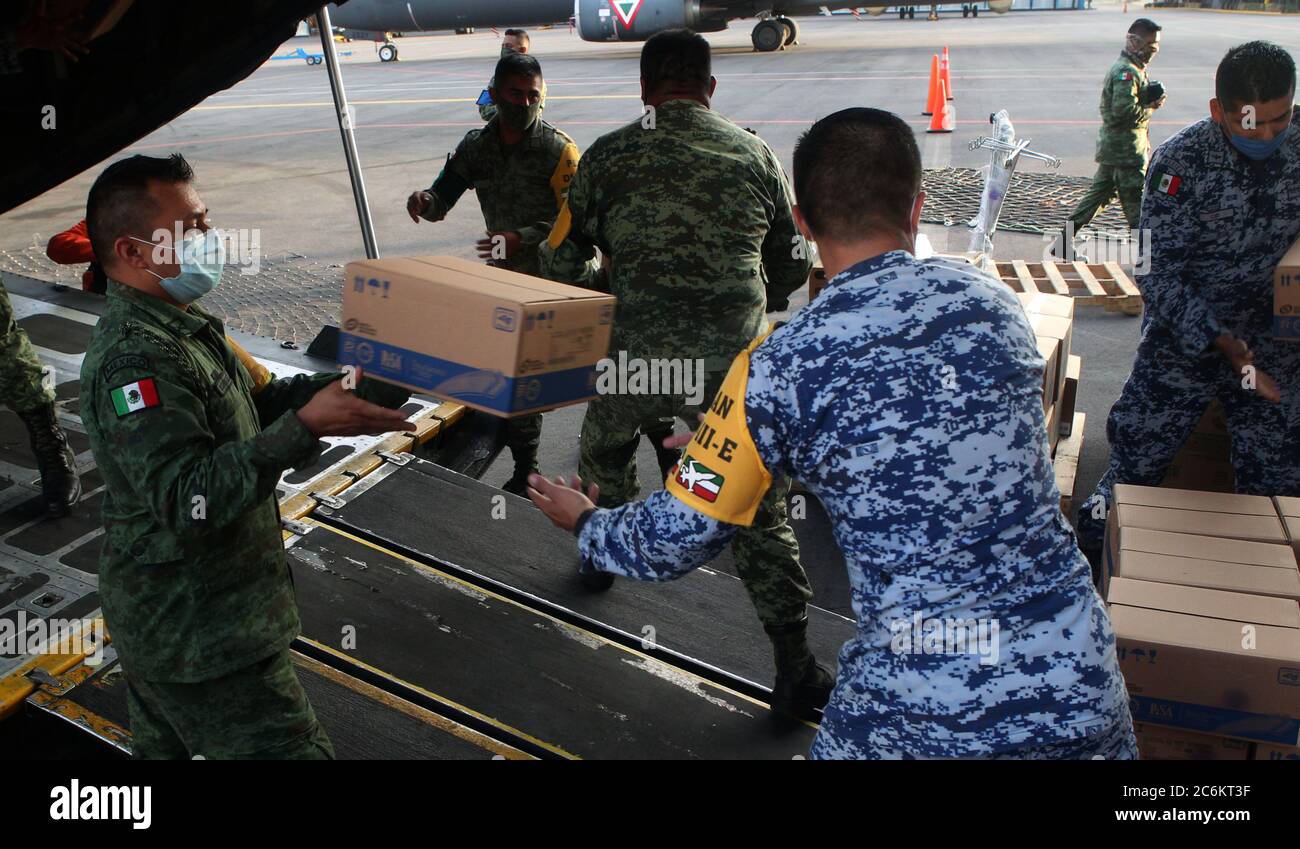 CIUDAD DE MÉXICO, 03072020, MILITARES REALIZAN EL CARGAMENTO EN LA NAVE C130 HERCULES 3617 DE LA FUERZA AÉREA MEXICANA QUE VIAJA AL NORTE DEL PAÍS PAR Banque D'Images