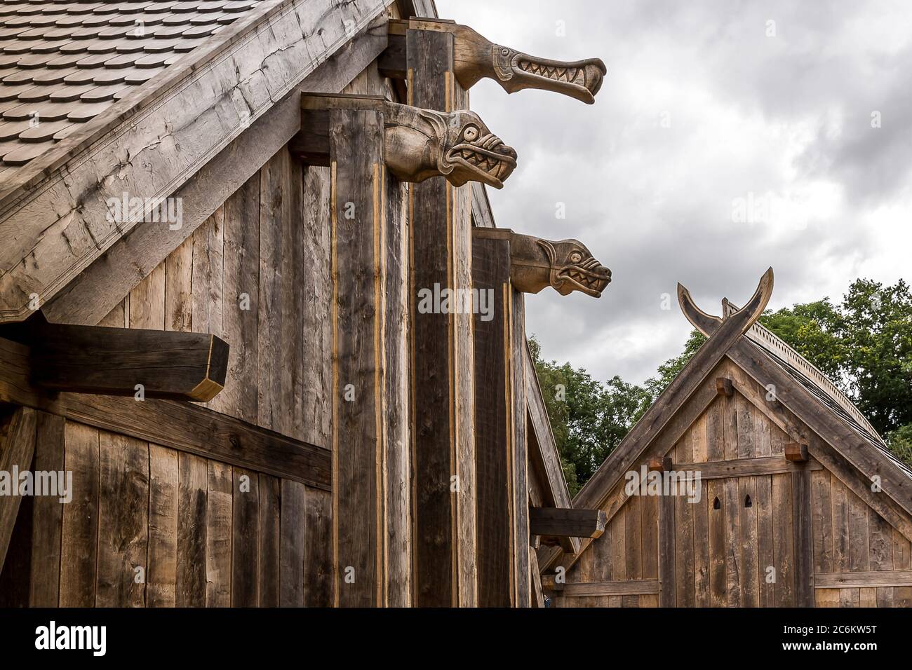 Dragonheads au King's Hall, une longue maison viking reconstruite à Lejre, Danemark, le 9 juillet 2020 Banque D'Images