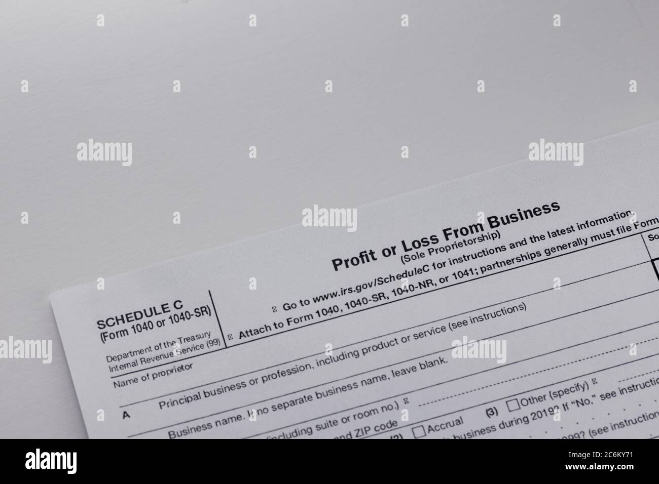 Formulaire fiscal fédéral IRS vierge, annexe C, pour déclarer les bénéfices ou les pertes de l'entreprise sur un fond blanc Banque D'Images
