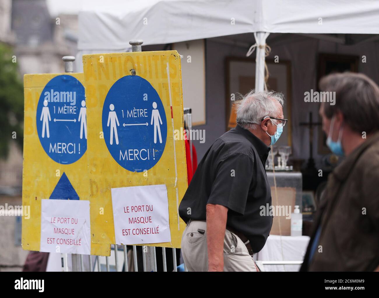 Paris, France. 10 juillet 2020. Des panneaux indiquant « Veuillez garder un mètre » et « il est recommandé de porter un masque » sont visibles sur un marché aux puces de Paris, France, le 10 juillet 2020. Avec 25 nouveaux décès enregistrés au cours des 24 dernières heures, les décès liés au coronavirus en France ont atteint 30,004, tandis que le nombre de patients hospitalisés ou admis dans des unités de soins intensifs a continué de diminuer, selon les données officielles vendredi. Crédit: Gao Jing/Xinhua/Alay Live News Banque D'Images