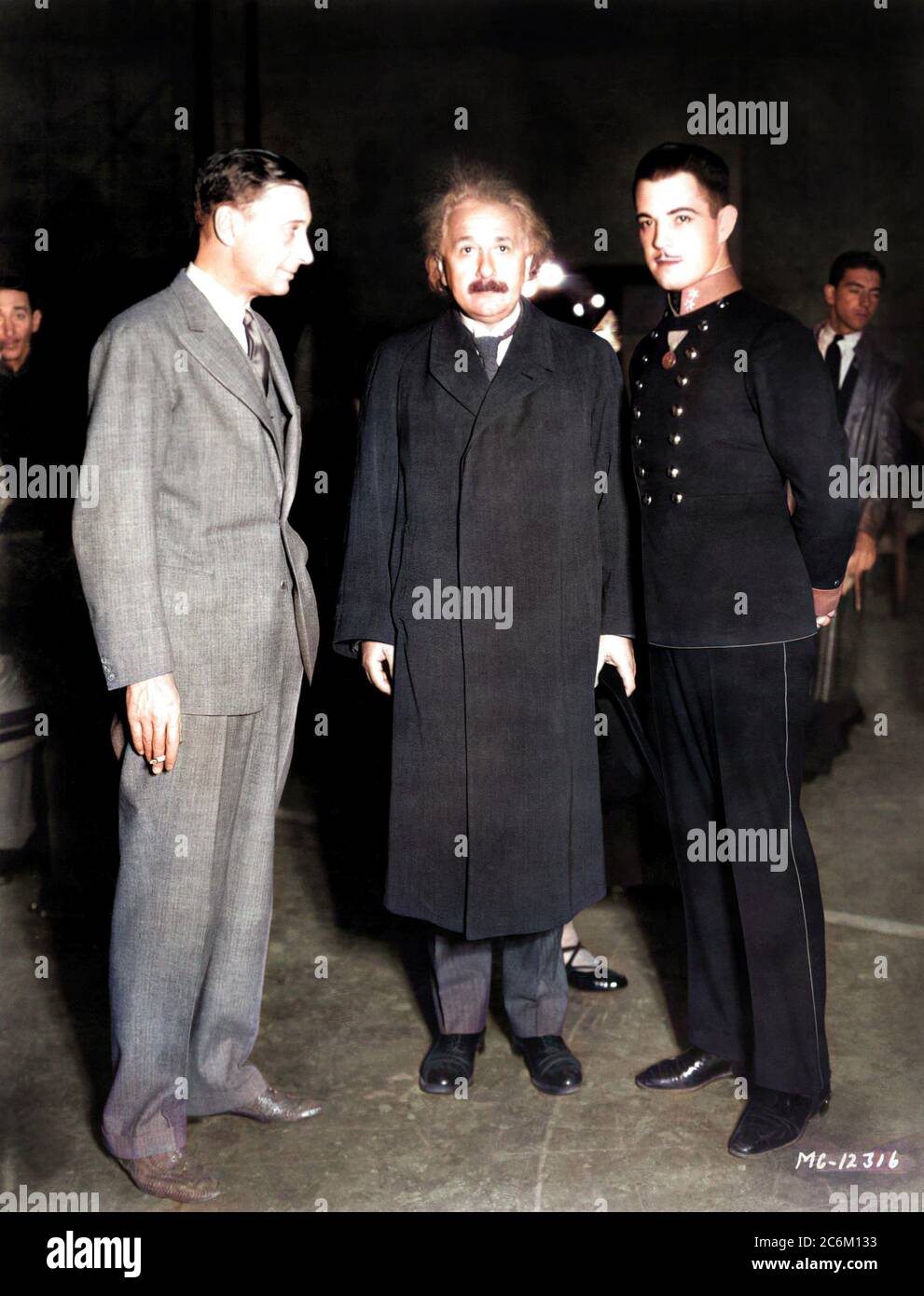 1931 , HOLLYWOOD , USA : le physicien allemand ALBERT EINSTEIN ( 1879 - 1955 ) , lauréat du prix Nobel 1921, aux studios MGM avec le réalisateur JACQUES FEYDER ( 1885 - 1948 ) et l'acteur RAMON NOVARRO ( 1899 - 1968 ) . - COLORISÉ NUMÉRIQUEMENT - foto storiche - foto storica - scienziato - scientifique - portrait - ritratto - physique - FISICA - FISICO - SCIENZA - SCIENCE - bachigi - moustache - PREMIO NOBEL PER LA FISICA - Atomica - Atomo - scienziato - génie - genio - FILM - FILM CINÉMA - REGISTA - ATTORE - HISTOIRE - FOTO STORICHE --- ARCHIVIO GBB Banque D'Images
