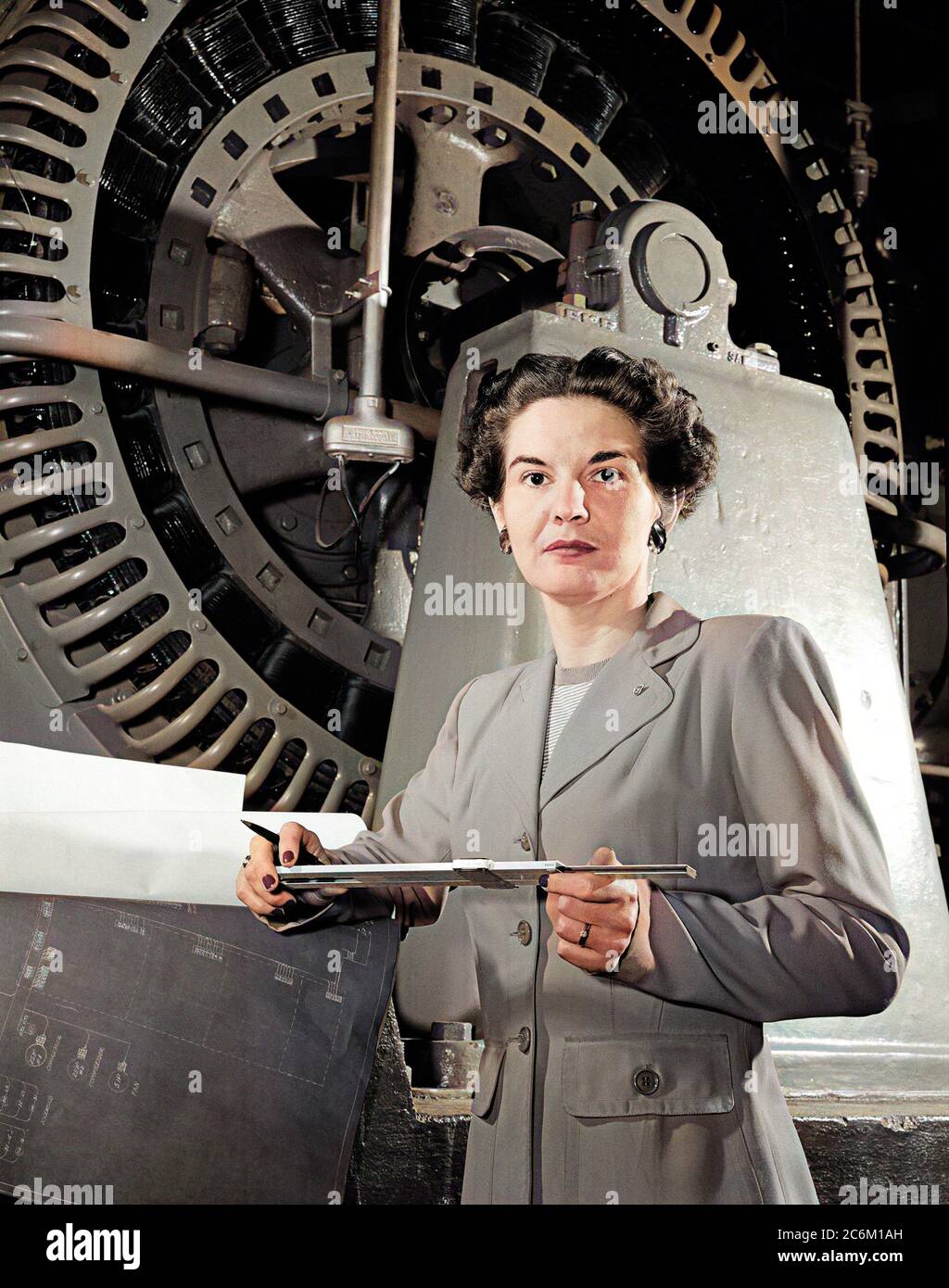 1952 , USA : The american Electrical Engineer Woman KITTY Wingfield O'BRIEN JOYNER ( 1916 - 1993 ) de la NASA , au travail , expert en électronique , au CENTRE DE RECHERCHE DE LANGLEY . Dans cette photo, l'analyse de l'exploitation d'une éolienne en tunnel à NACA Langley en 1952 . On se souvient comme la première femme ingénieur au Laboratoire aéronautique Memorial Langley . COLORISÉ NUMÉRIQUEMENT .- NASA - N.A.S.A. - l'Administration nationale de l'aéronautique et de l'espace - foto storiche - foto storica - scienziato - scientifique - INGEGNERE DONNA - INGEGNERIA ELETTRONICA - DONNE DONNA - AL LAVORO - AERONAUTICA --- Archivio Banque D'Images