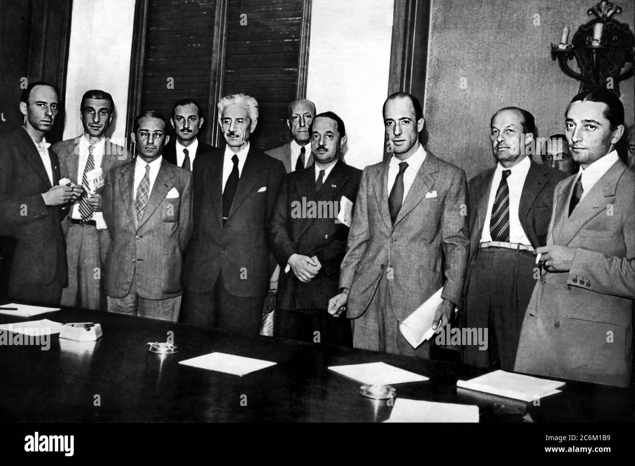 1945 , MILAN , ITALIE : les partisans et les politiciens italiens de la CLN ( COMITATO DI LIBERAZIONE NAZIONALE ) pendant une réunion . De gauche : GIAN CARLO PAJETTA ( 1911 - 1990 ) et MARIO VENANZI ( 1913 - 1995 ) par PCI ( Partito Comunista Italiano ), le 3ème est EMILIO COLOMBO ( 1920 - 1913 ) de DC ( Democrazia Cristiana ), le 5ème FERRUCCIO PARRI ( 1890 - 1981 ), le 7, le GIUSEPPE BRUSASCA ( 1900 - 1994 ) et le 8 RODOLFO MORANDI ( 1903 - 1955 ) de PSI ( Partito Socialista Italiano ) . - ritratto - portrait - POLITICA - POLITHO - ITALIANA - ITALIA - POLITIC - ITALIA - cravatta - RESISTEN Banque D'Images