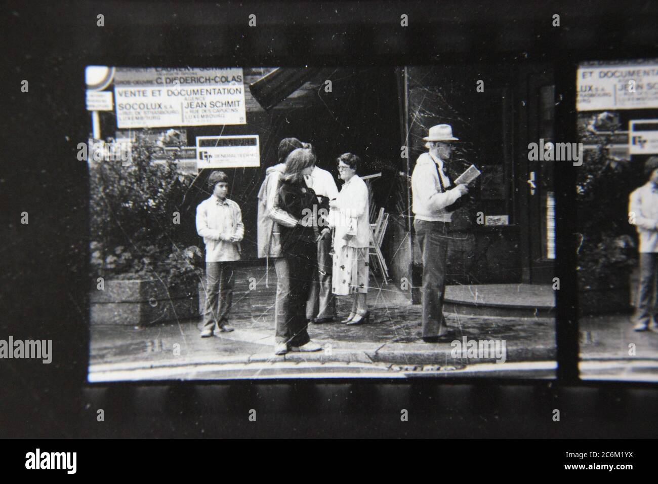 Fin 70s Vintage Contact Imprimer Noir Et Blanc Photographie De Touristes Avec Des Appareils Photo Attendant Leur Bus De Visite Photo Stock Alamy
