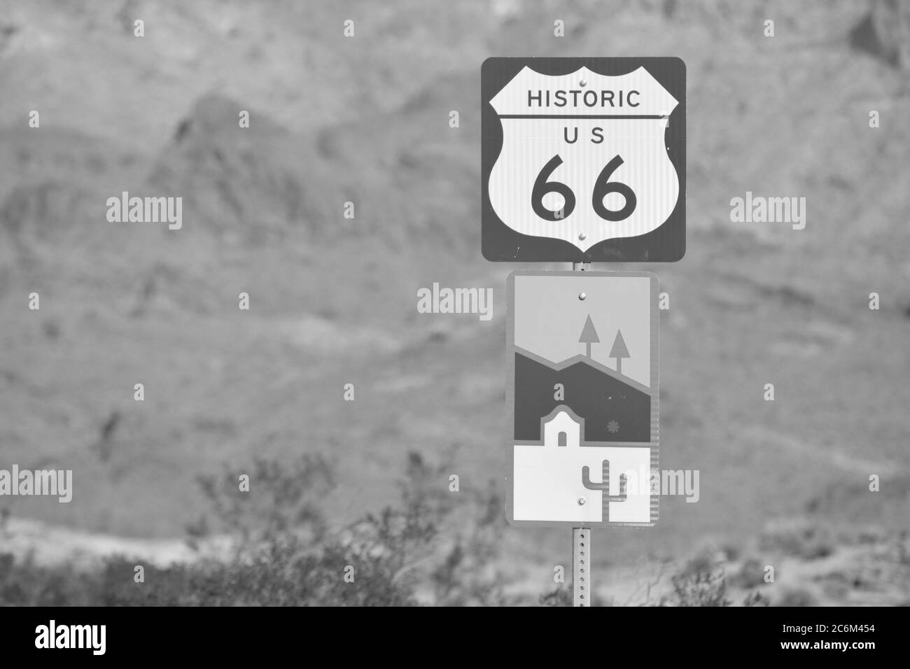Oatman Sign, une ville fantôme de l'Ouest sauvage en noir et blanc. Sur la US route 66 dans la chaîne de montagnes noires du désert de Sonoran, Arizona États-Unis Banque D'Images