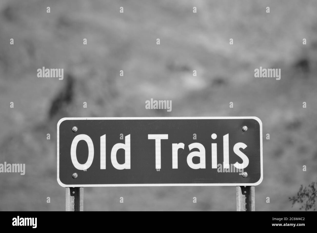 Ghost Town of Old Trails Sign on route 66 dans le désert de Sonoran, Arizona USA en noir et blanc Banque D'Images