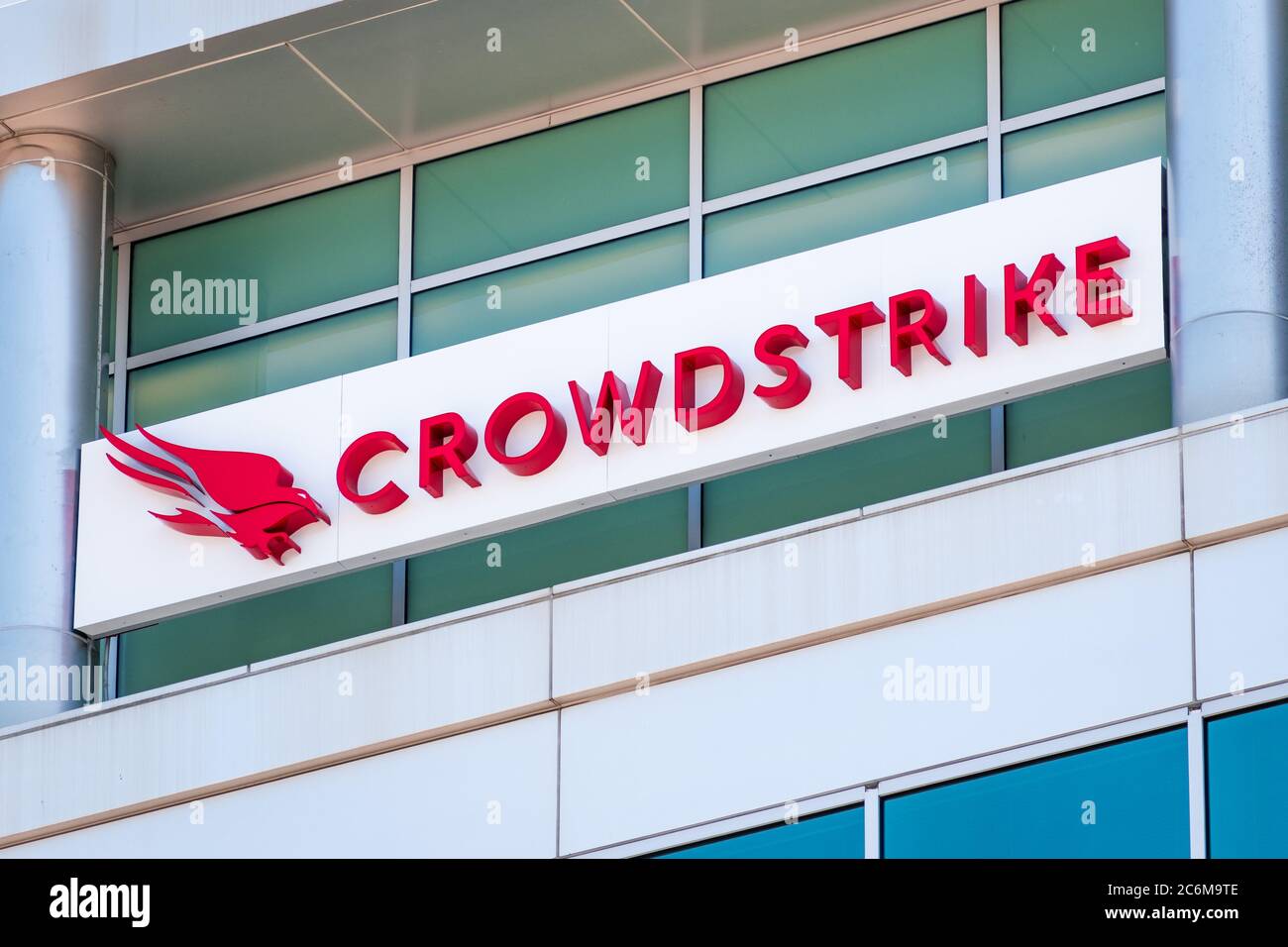 8 juillet 2020 Sunnyvale / CA / USA - gros plan du logo CrowdStrike à leur siège social à Silicon Valley; CrowdStrike Holdings, Inc. Est un cyber-securi Banque D'Images