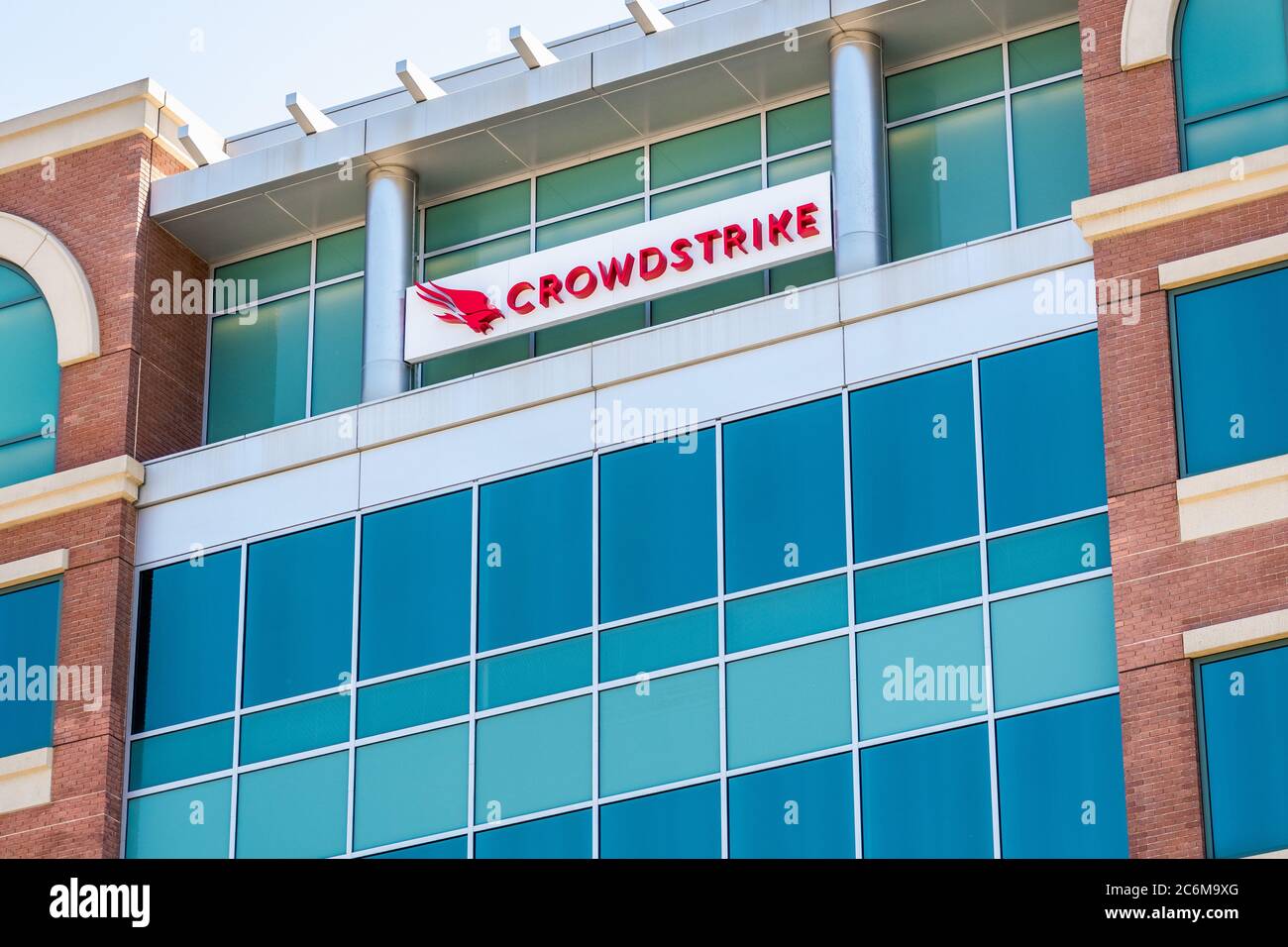 8 juillet 2020 Sunnyvale / CA / USA - siège de CrowdStrike à Silicon Valley; CrowdStrike Holdings, Inc. Est une société de technologie de cybersécurité Banque D'Images