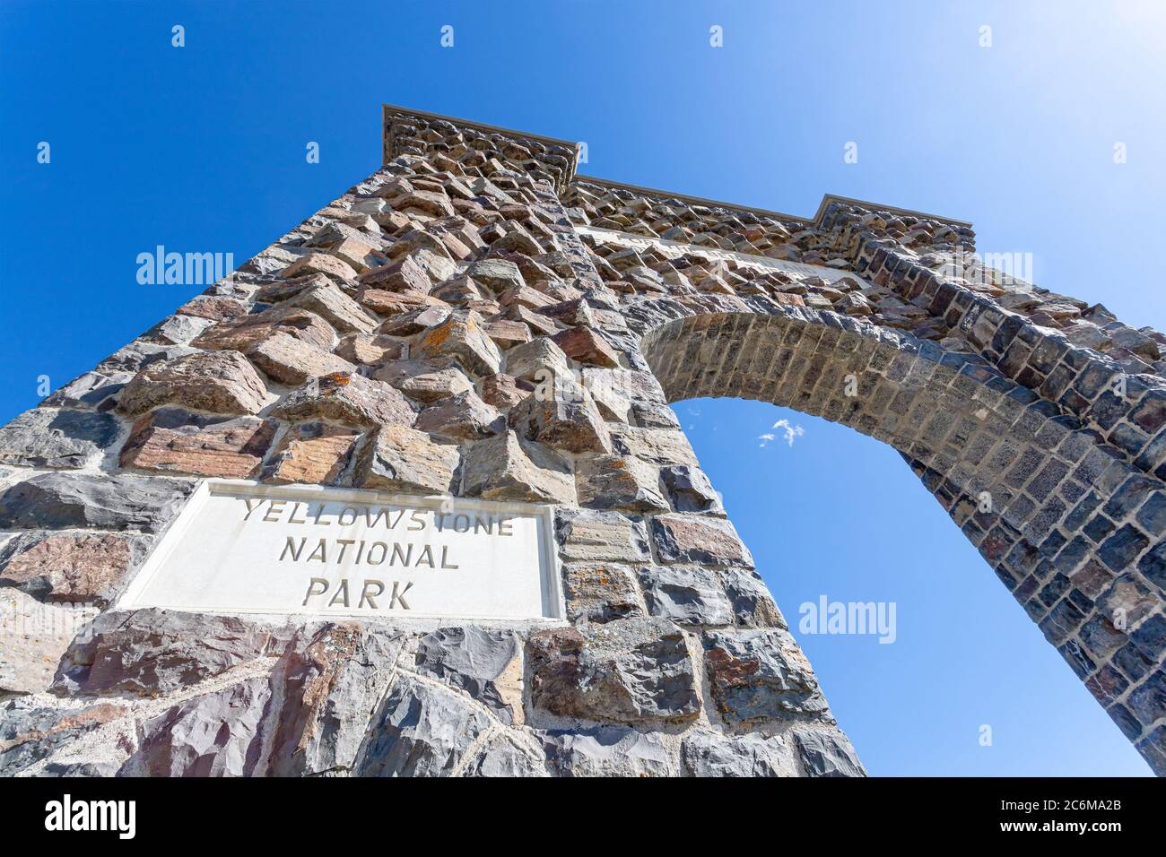 Vue à angle bas de l'arche Roosevelt à l'entrée nord du parc national de Yellowstone à Gardiner, Montana. Banque D'Images