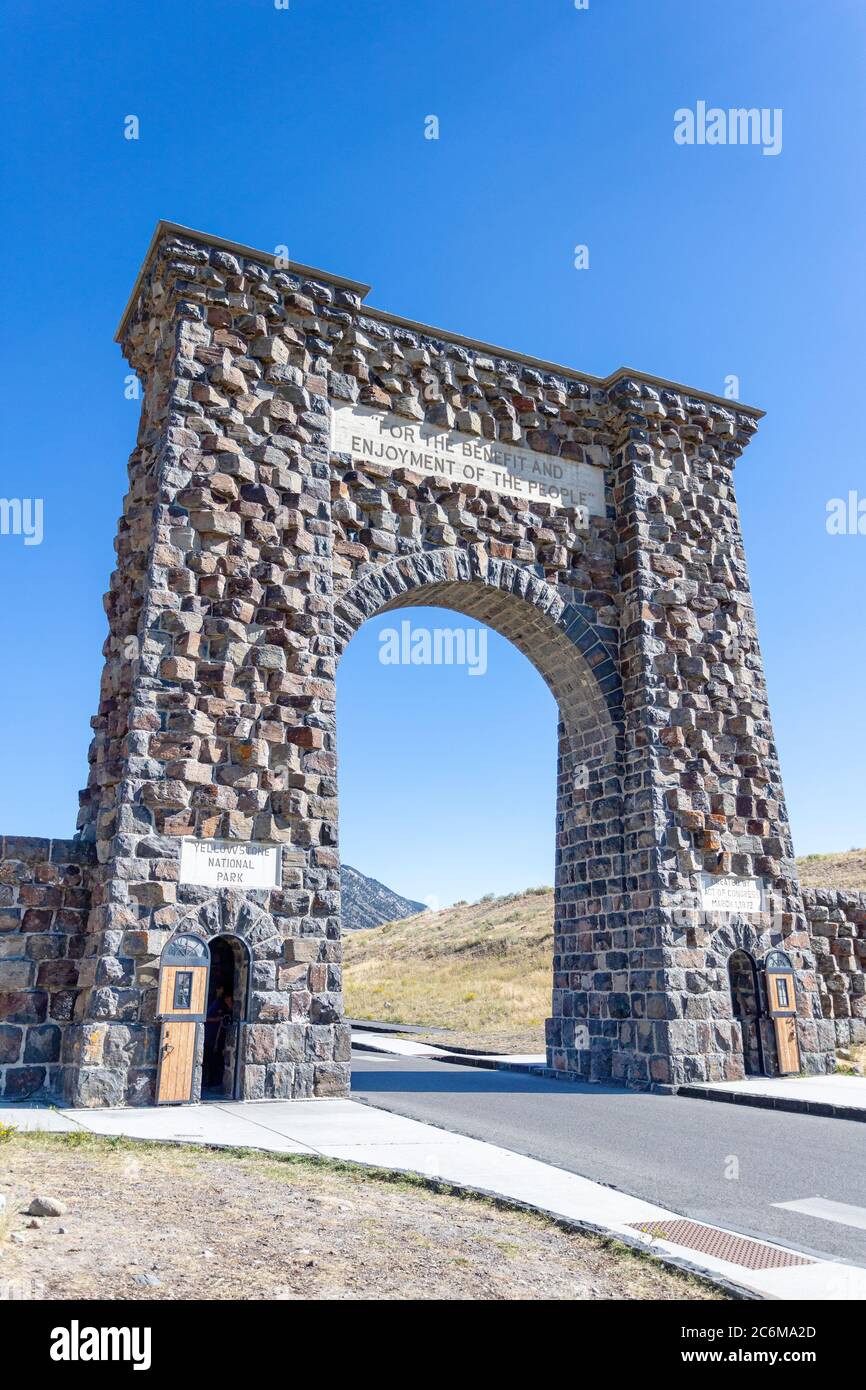 Historique Roosevelt Arch à l'entrée nord du parc national de Yellowstone à Gardiner, Montana. L'arche triomphale rustiquée fut construite en 1903. Banque D'Images