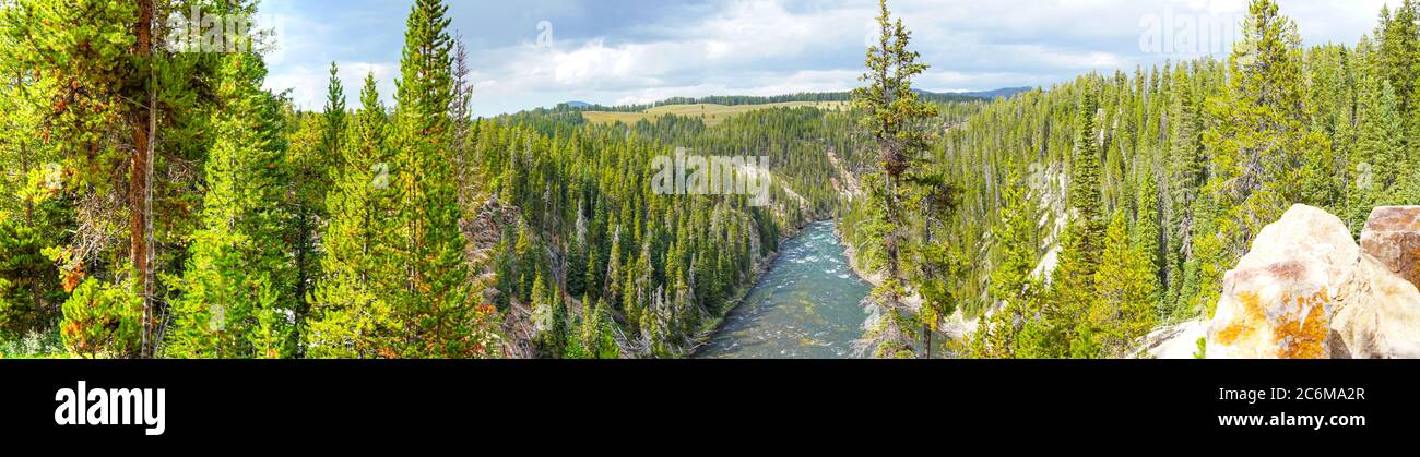 Panorama montrant la rivière Yellowstone qui coule vers le nord à travers le parc national de Yellowstone, nourrissant et drainant le lac Yellowstone vers les hauts et bas Banque D'Images