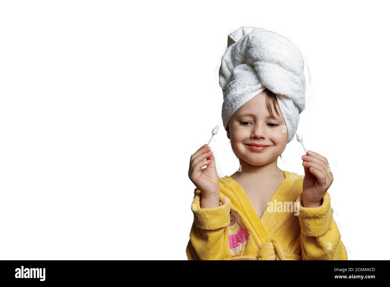 Jolie fille dans un peignoir jaune avec des bâtons d'oreille sur fond blanc  Photo Stock - Alamy