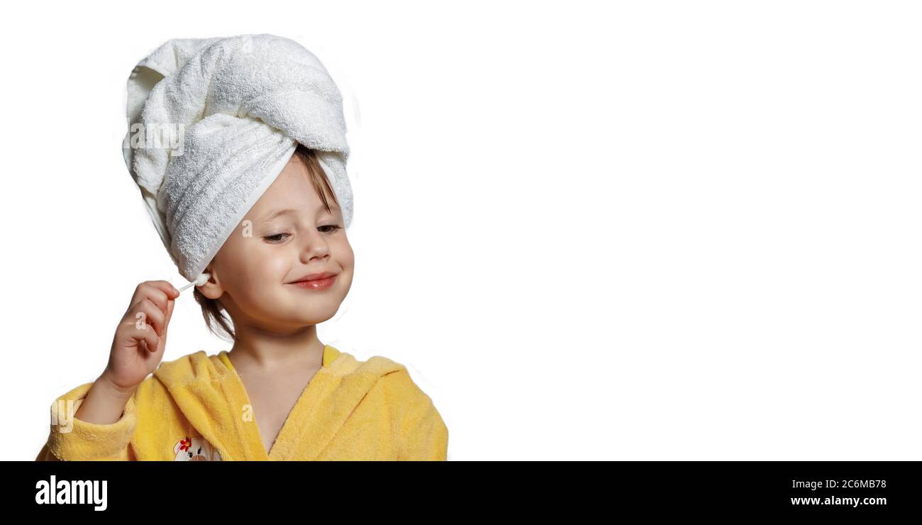 Jolie fille dans un peignoir jaune avec un bâton d'oreille Photo Stock -  Alamy