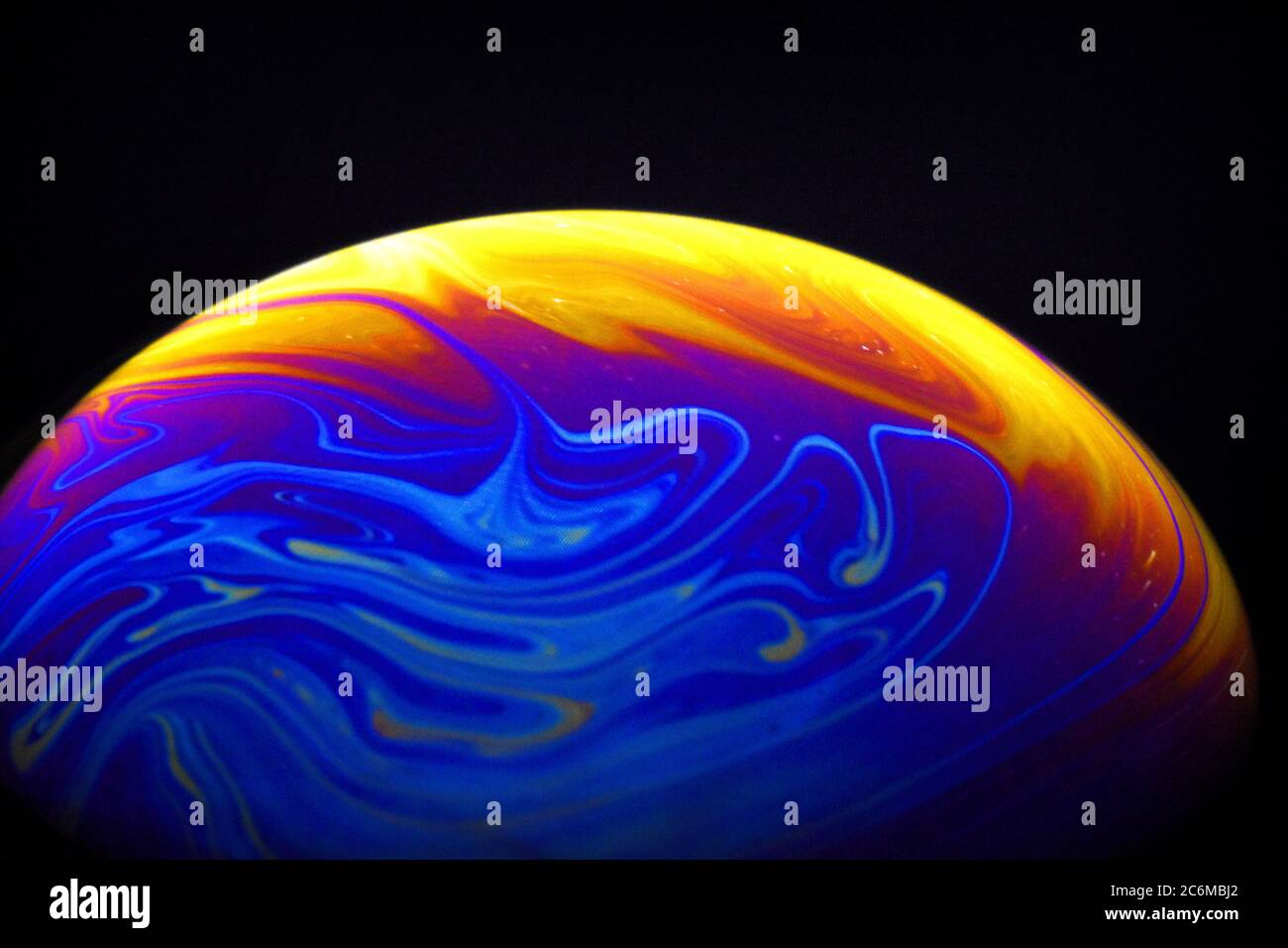 Couleur aléatoire de la surface de la bulle de savon. Modèle de l'atmosphère et de la planète. Banque D'Images