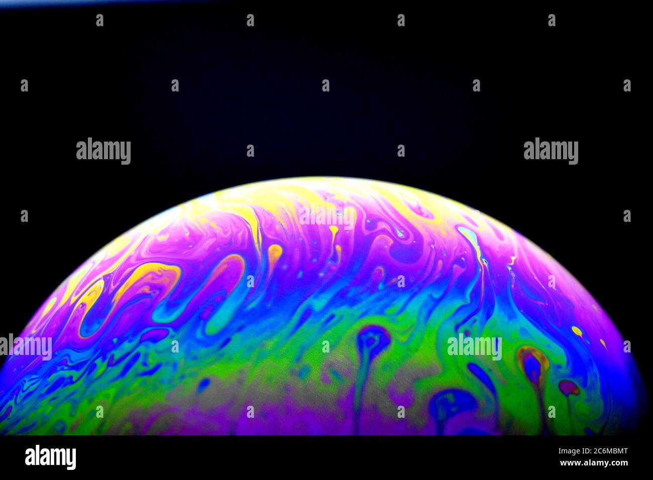 Couleur aléatoire de la surface de la bulle de savon. Modèle de l'atmosphère et de la planète. Banque D'Images