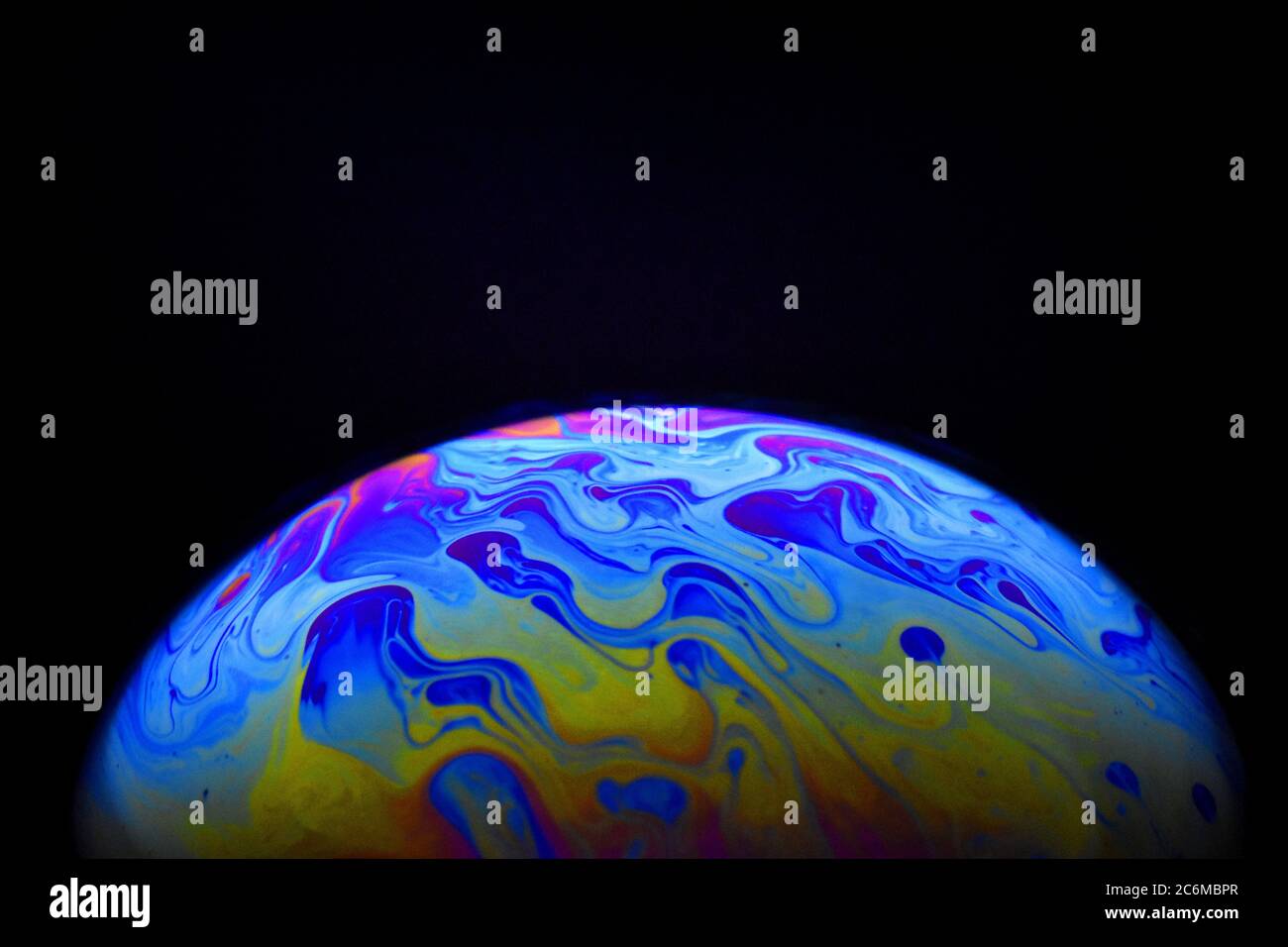 Couleur aléatoire de la surface de la bulle de savon. Modèle de l'atmosphère et de la planète. Banque D'Images