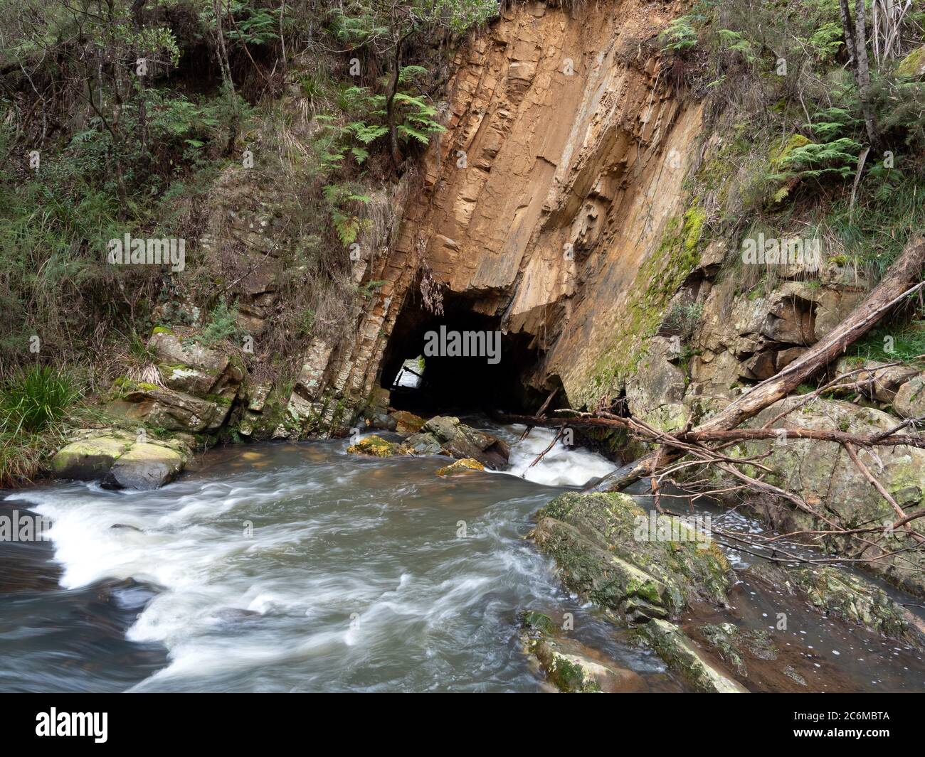 Big Peninsula tunnel (en amont) qui détourne le fleuve Yarra, Upper Yarra Goldfields, Australie Banque D'Images