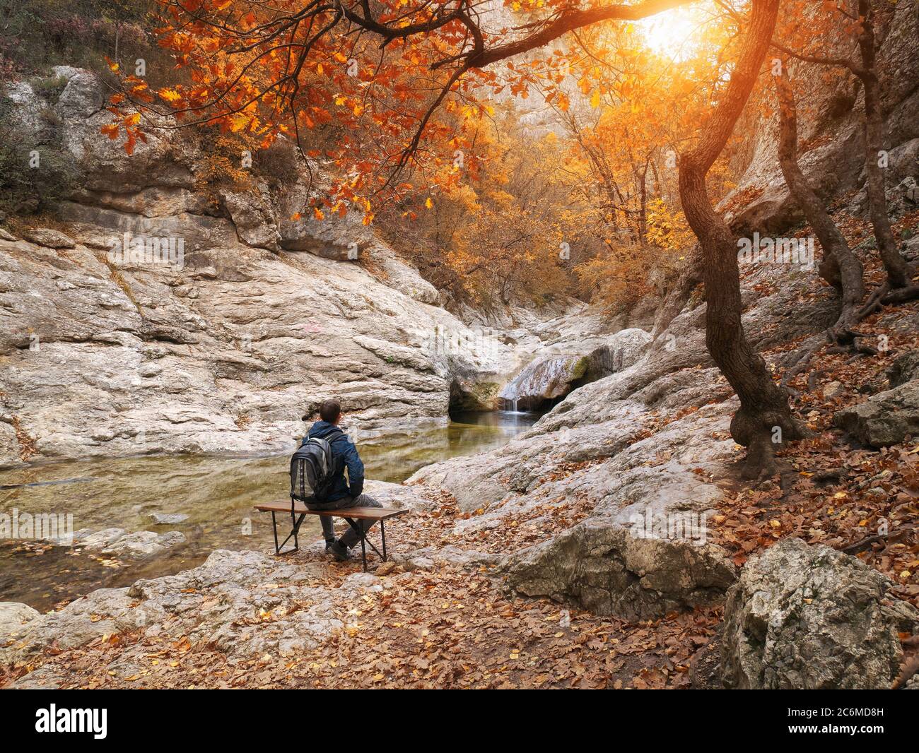 Homme assis sur le canyon d'automne. Détente et ambiance émotionnelle. Banque D'Images