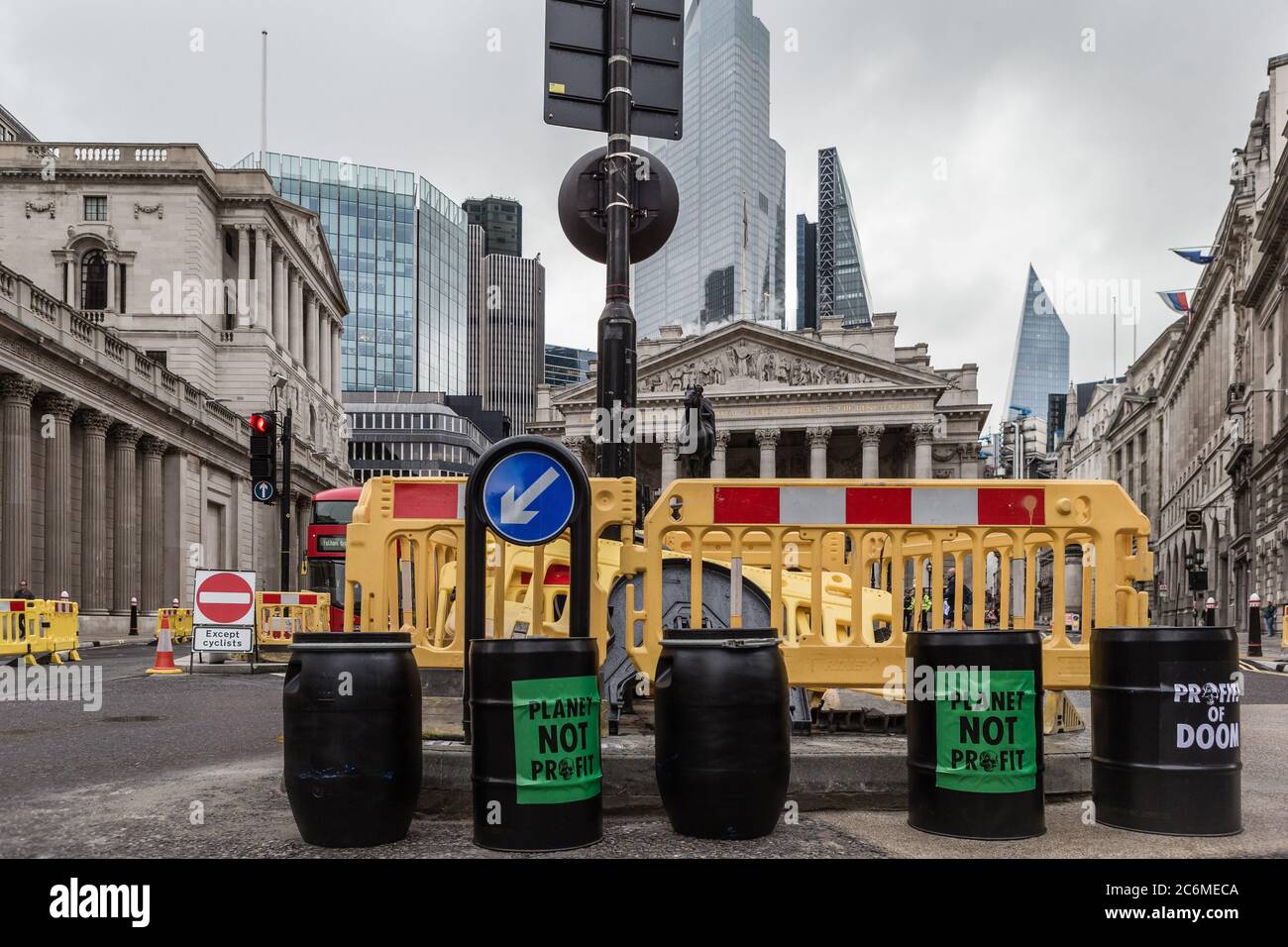 La Brigade noire d'extinction des rébellions proteste devant la Banque d'Angleterre pour souligner le sauvetage des grandes sociétés. Banque D'Images