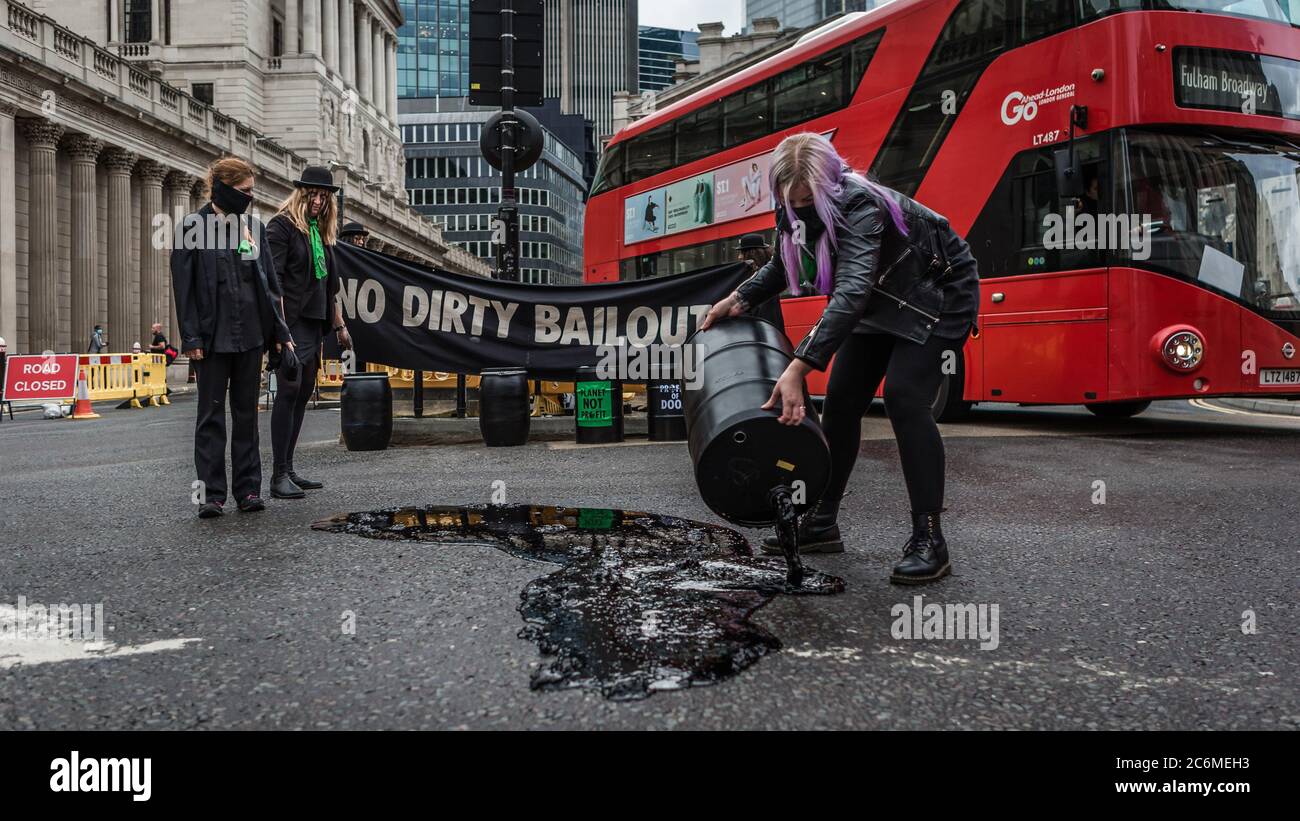 Extinction la rébellion a protesté devant la Banque d'Angleterre en versant de faux pétrole dans la rue pour souligner le sauvetage des grandes entreprises. Banque D'Images