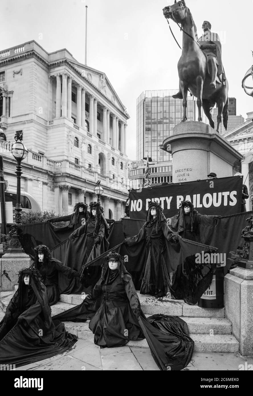 La Brigade noire d'extinction des rébellions proteste devant la Banque d'Angleterre pour souligner le sauvetage des grandes sociétés. Banque D'Images