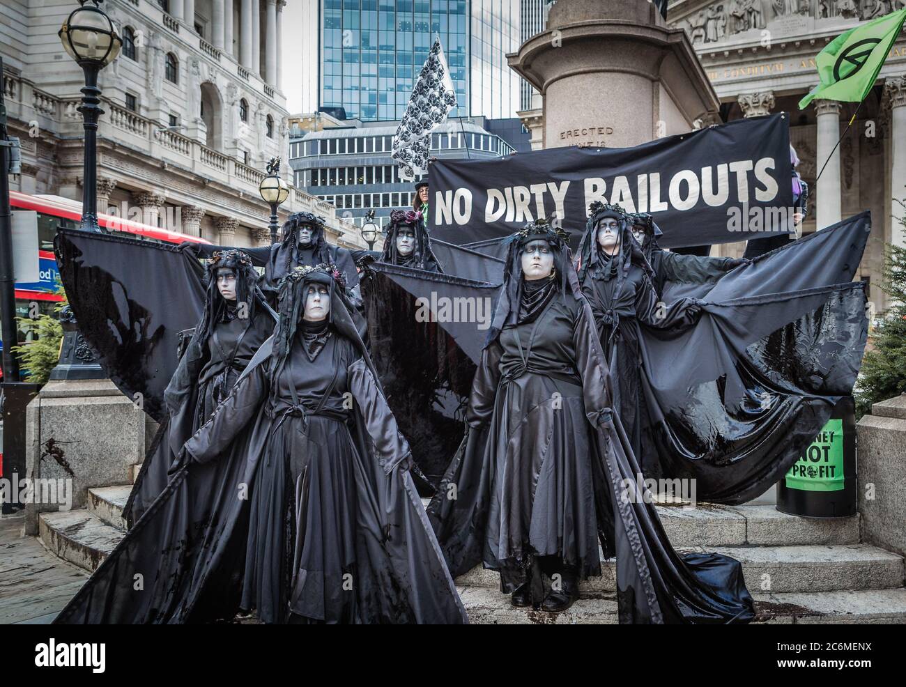 La Brigade noire d'extinction des rébellions proteste devant la City de Londres pour souligner le sauvetage des grandes entreprises. Banque D'Images