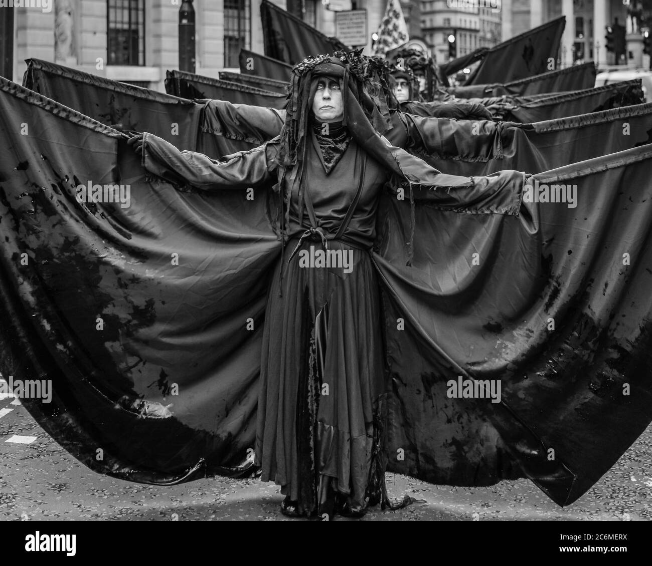 Extinction la rébellion a protesté devant la Banque d'Angleterre en versant de faux pétrole dans la rue pour souligner le sauvetage des grandes entreprises. Banque D'Images