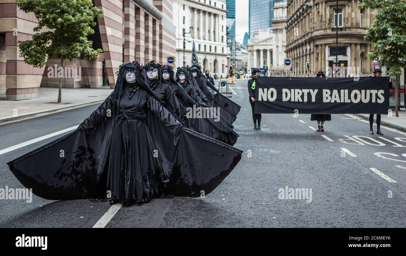 Extinction la Brigade noire de la rébellion proteste dans la City de Londres pour souligner le sauvetage des grandes entreprises. Banque D'Images