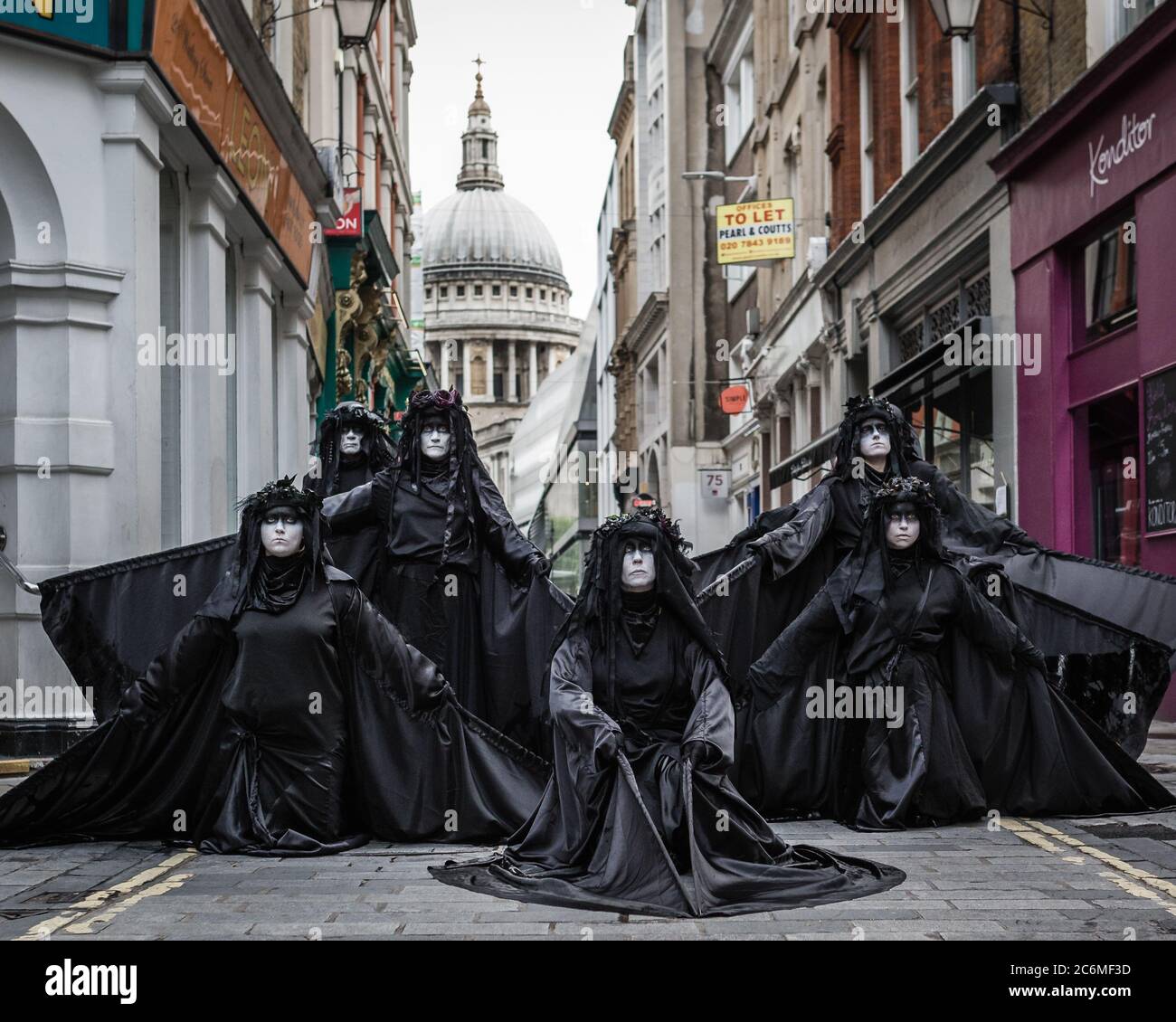 Extinction la Brigade noire de la rébellion proteste dans la City de Londres pour souligner le sauvetage des grandes entreprises. Banque D'Images