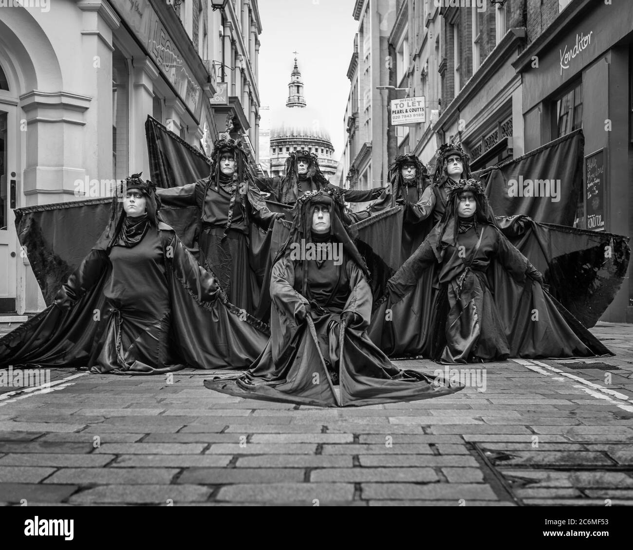 Extinction la Brigade noire de la rébellion proteste dans la City de Londres pour souligner le sauvetage des grandes entreprises. Banque D'Images